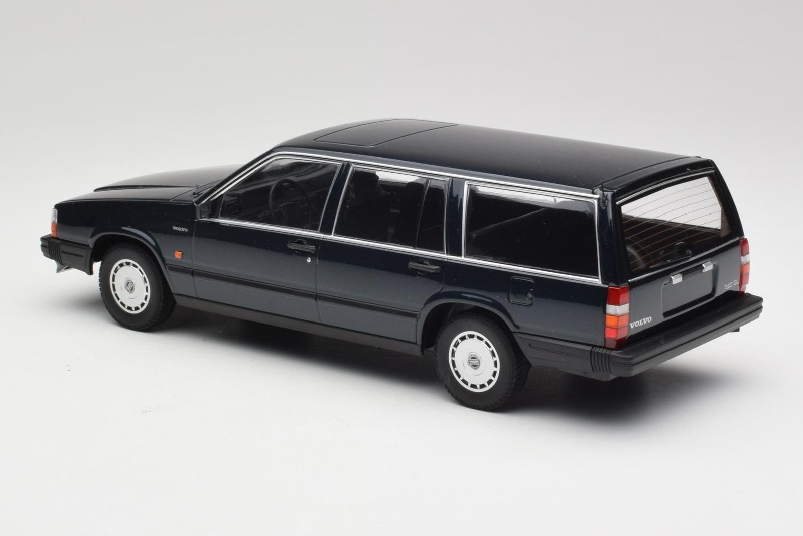 Volvo 740 GL Estate Dark Green Metallic Minichamps 1:18 | 155171771