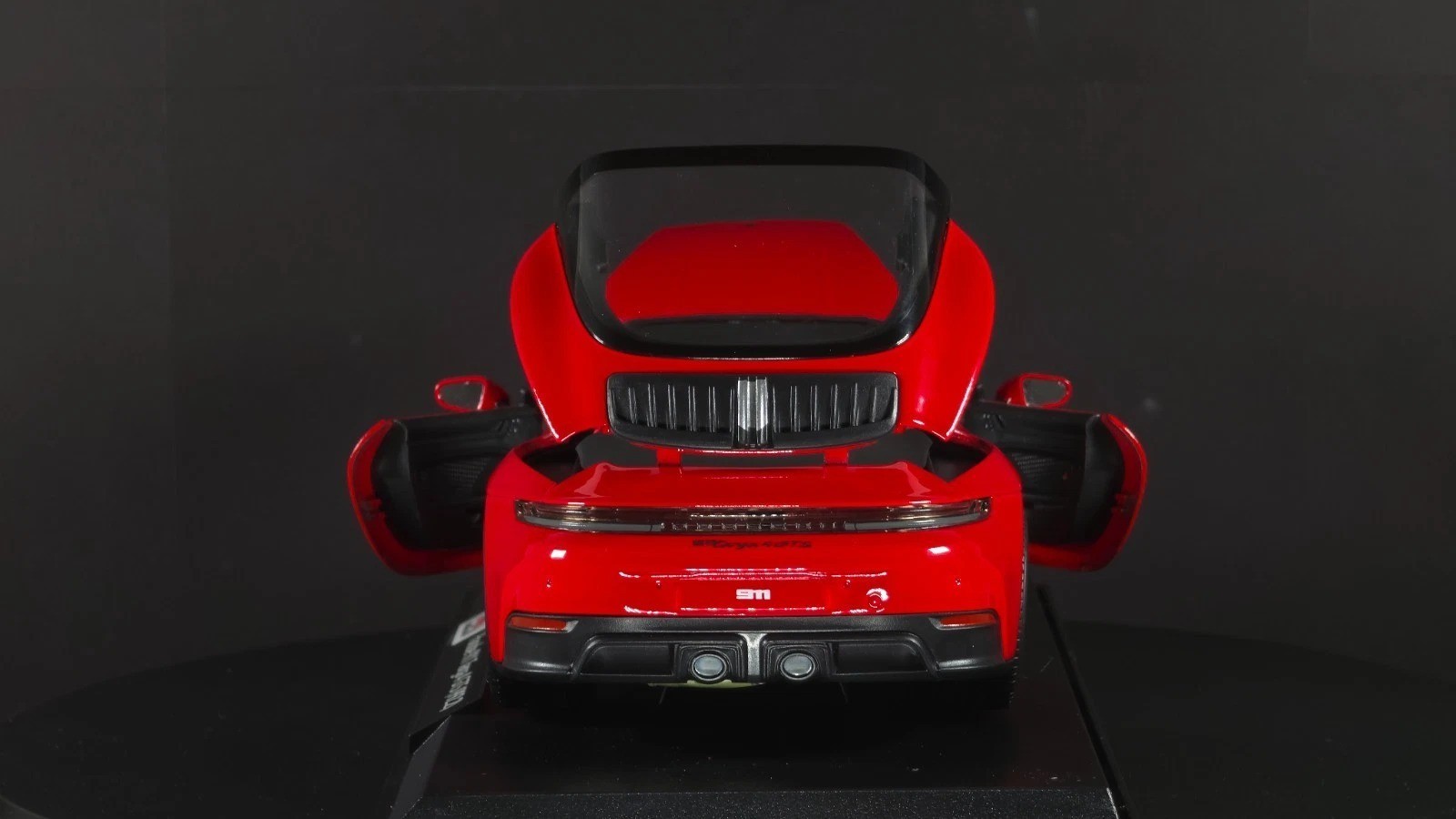 Porsche 911 Targa 4 GTS (992.2) 1:18 Maisto Exclusive Style Special Edition red
