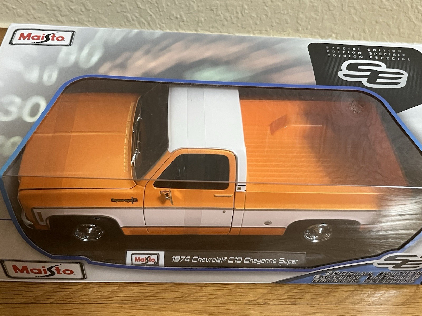 Maisto 1:18 1974 Chevrolet C10 Cheyenne Super Pickup Truck Orange With White Top
