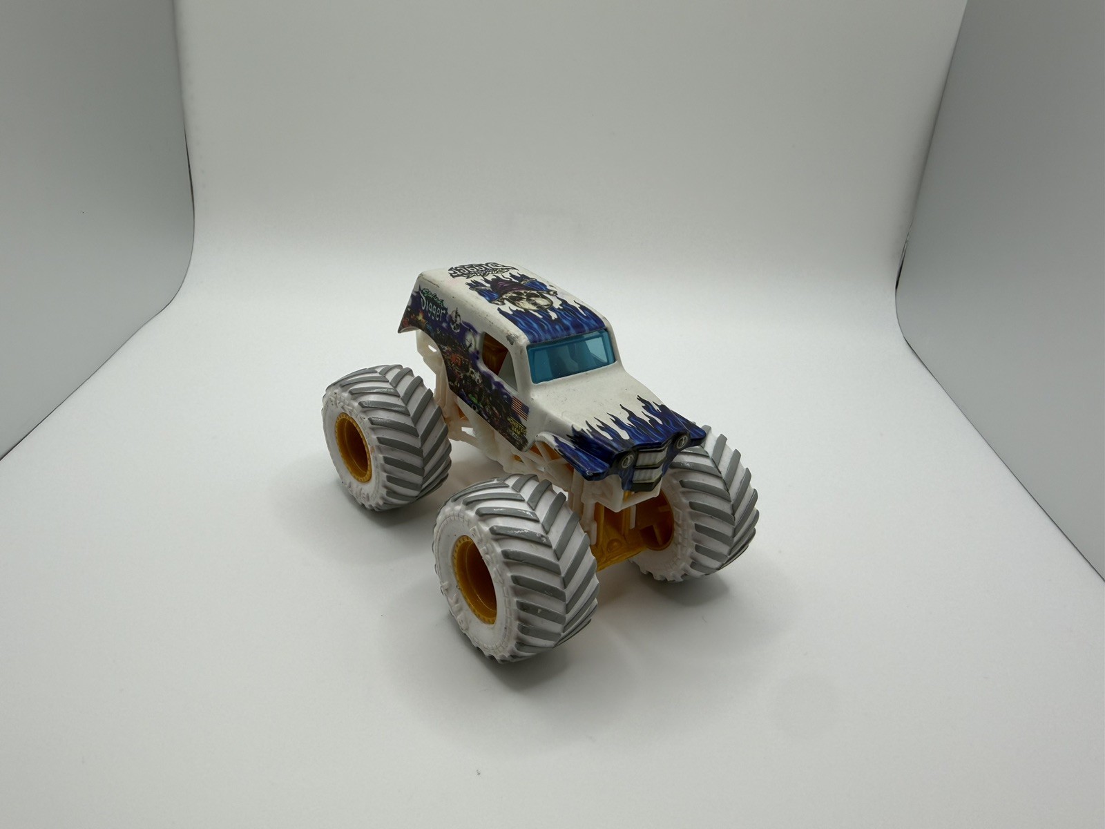 Spin Master Monster Jam Walmart Gears And Galaxies Series Son Uva Digger 1/64