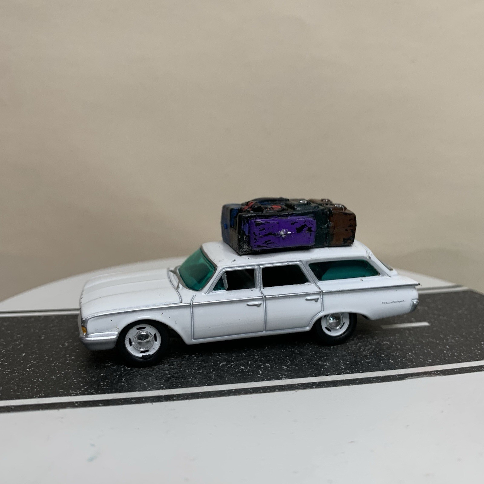 CUSTOM Johnny Lightning 1960 Ford Ranchero Wagon White w/Roof Luggage 1:64 NM