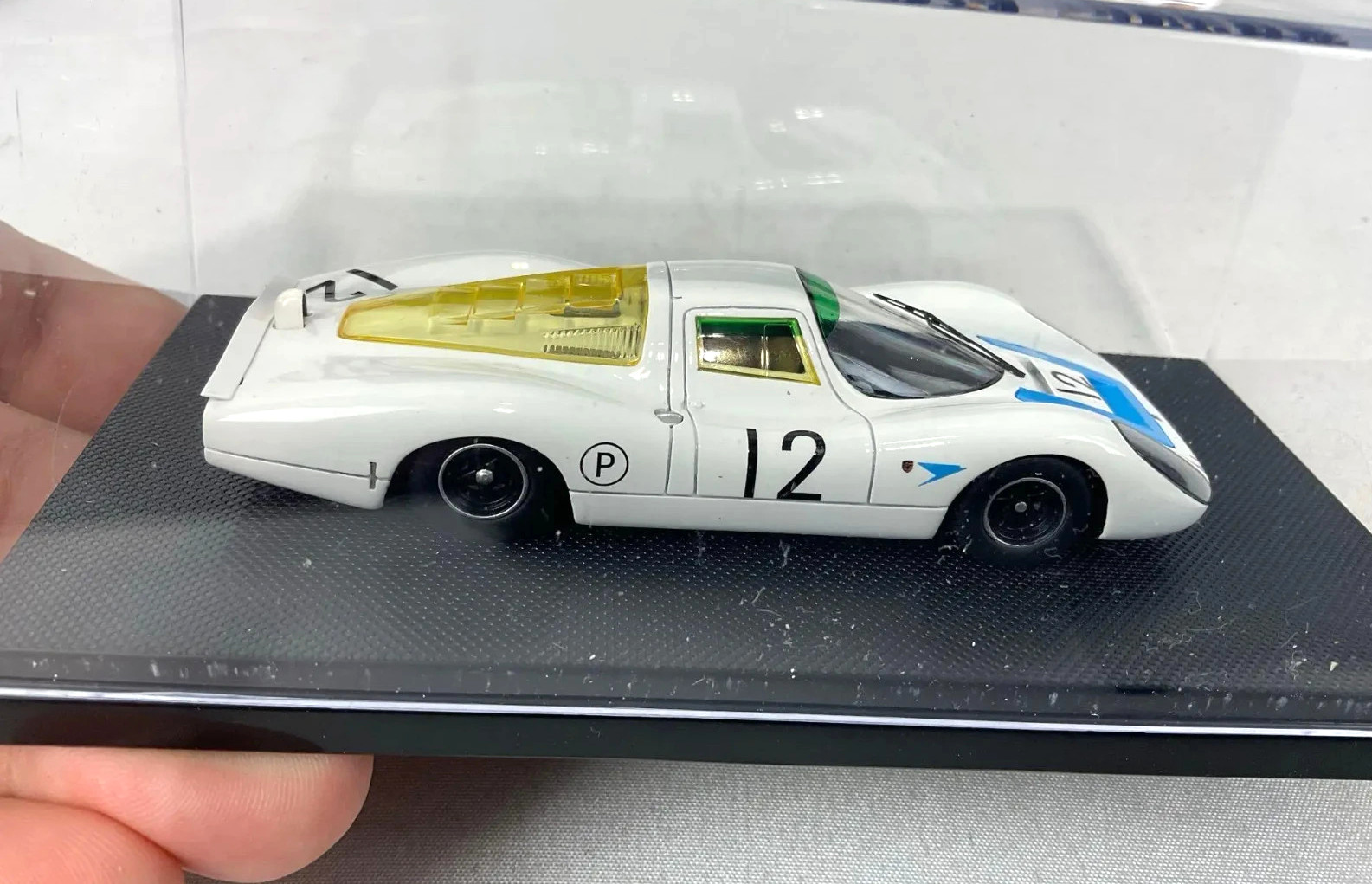 EBBRO 1:43 PORSCHE 907 BRANDS HATCH 1967 #12 SIGNED BY CAR DRIVER HANS HERRMANN