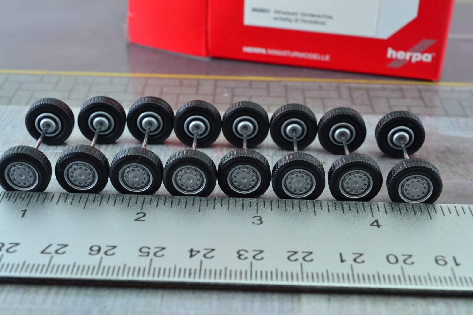 Herpa 052931 8X Single Wheel Sets Tire + Rims + Axles Tractor unit Truck 1:87 HO