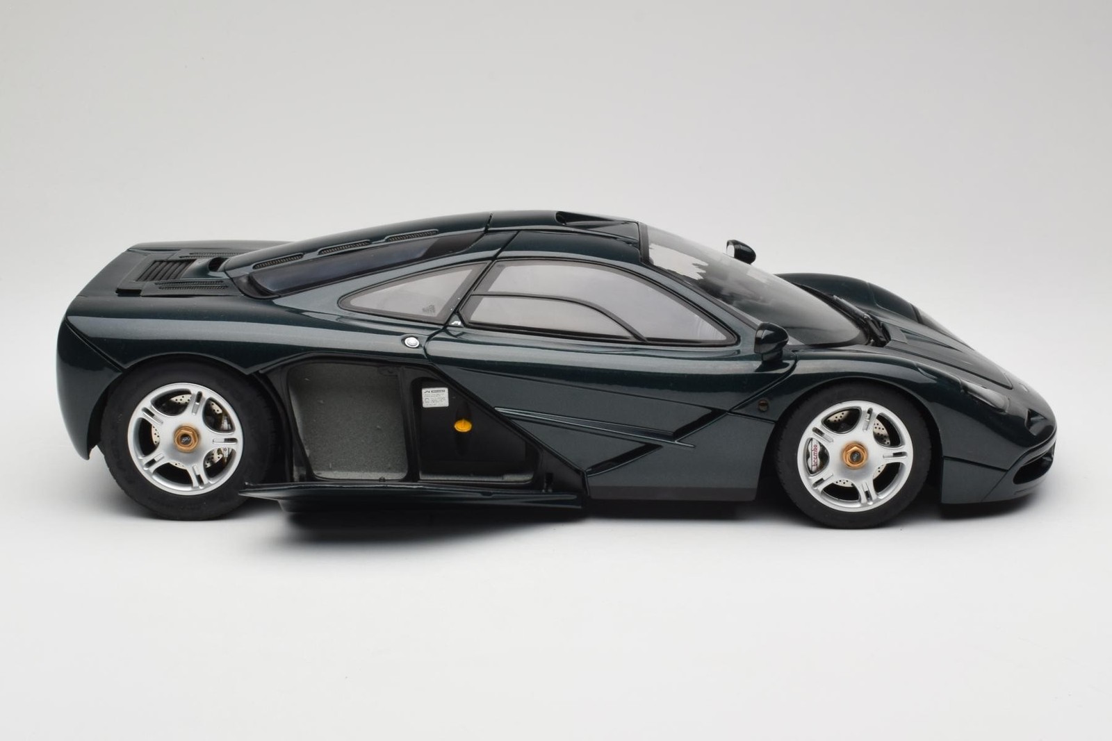 530133127 McLaren F1 Dark Green Metallic Minichamps 1/12