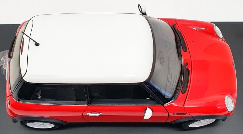 AutoArt 1/18 Scale 74822 – 2001 BMW Mini Cooper – Red