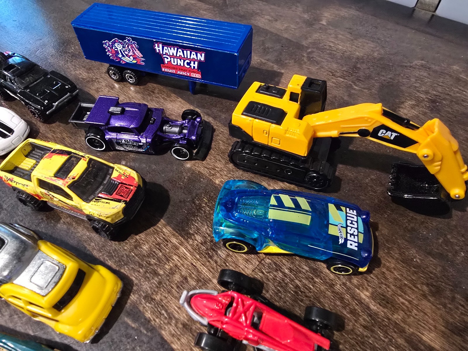 16 Hot Wheels & Other Various Diecast Toy Cars Lot – Sonic, Cat, Hawaiian Punch