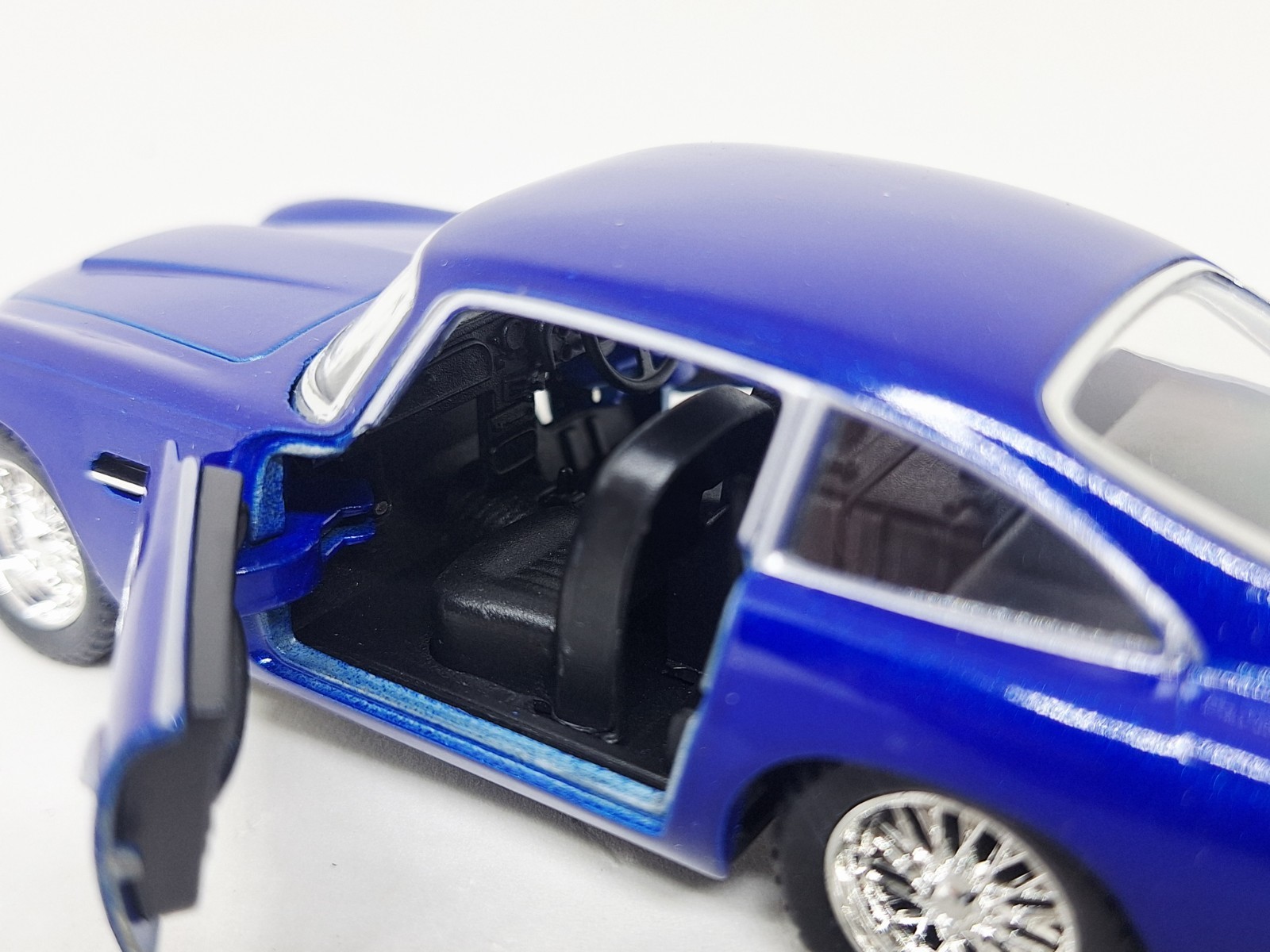 KiNSMART Aston Martin DB5 1963 Cobalt Blue Hardtop 1/38 O Scale Diecast Car
