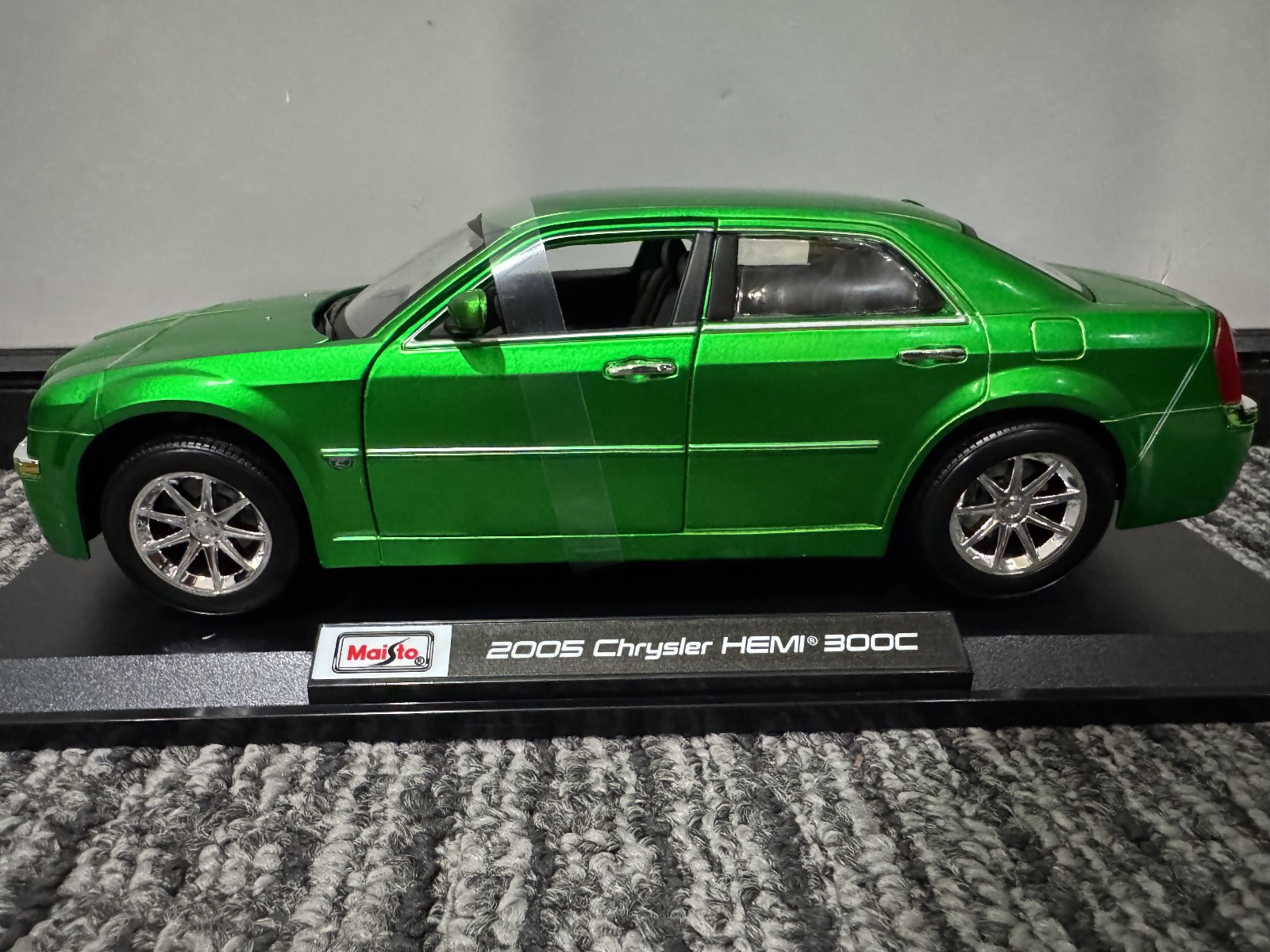 Maisto 1:18 Diecast Special Edition 2005 Chrysler HEMI 300C GREEN NEW IN BOX