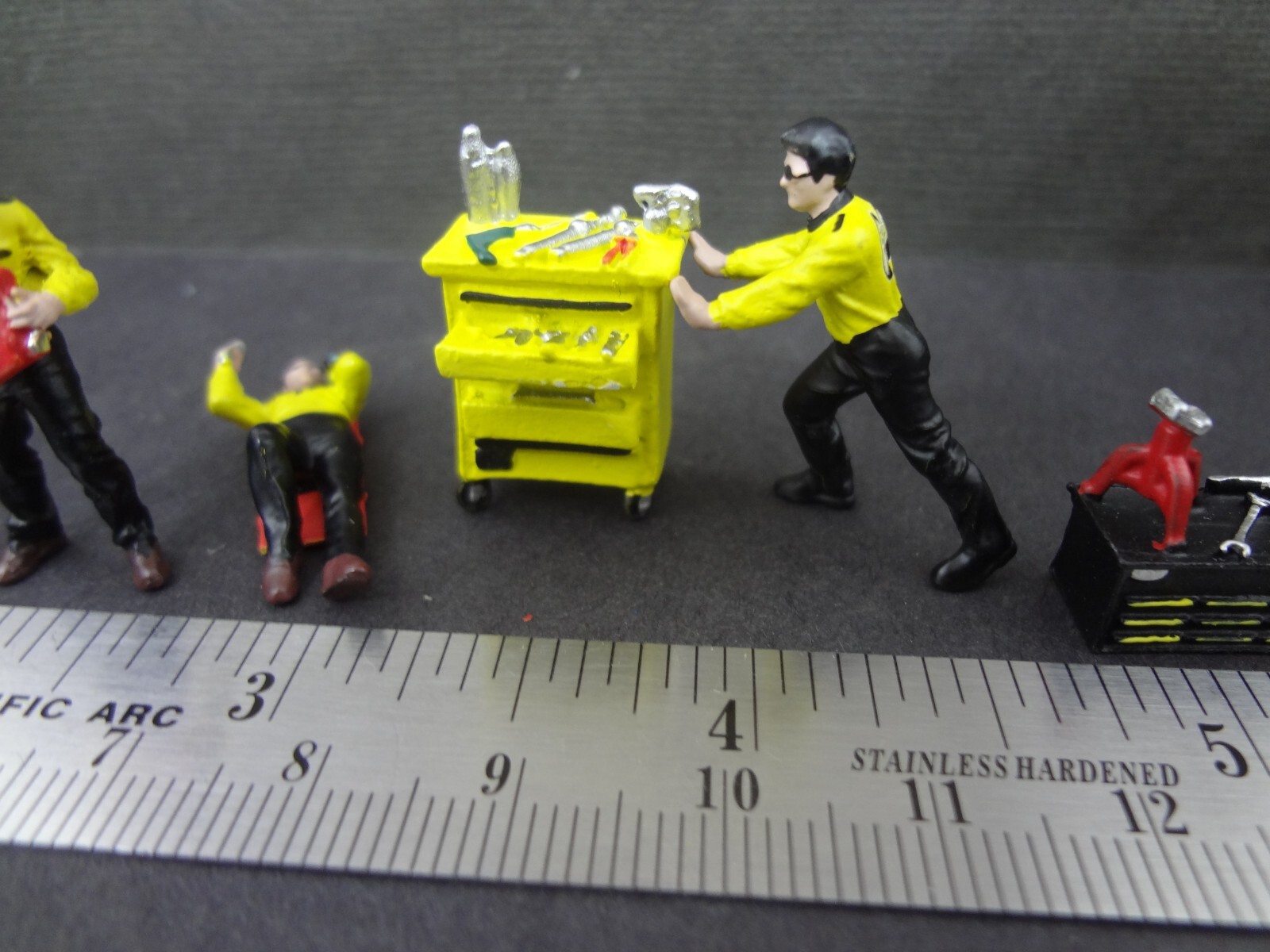 1:64 Scale figure set MOONEYES Mechanics + Moon Garage Set w/ lift + stickers