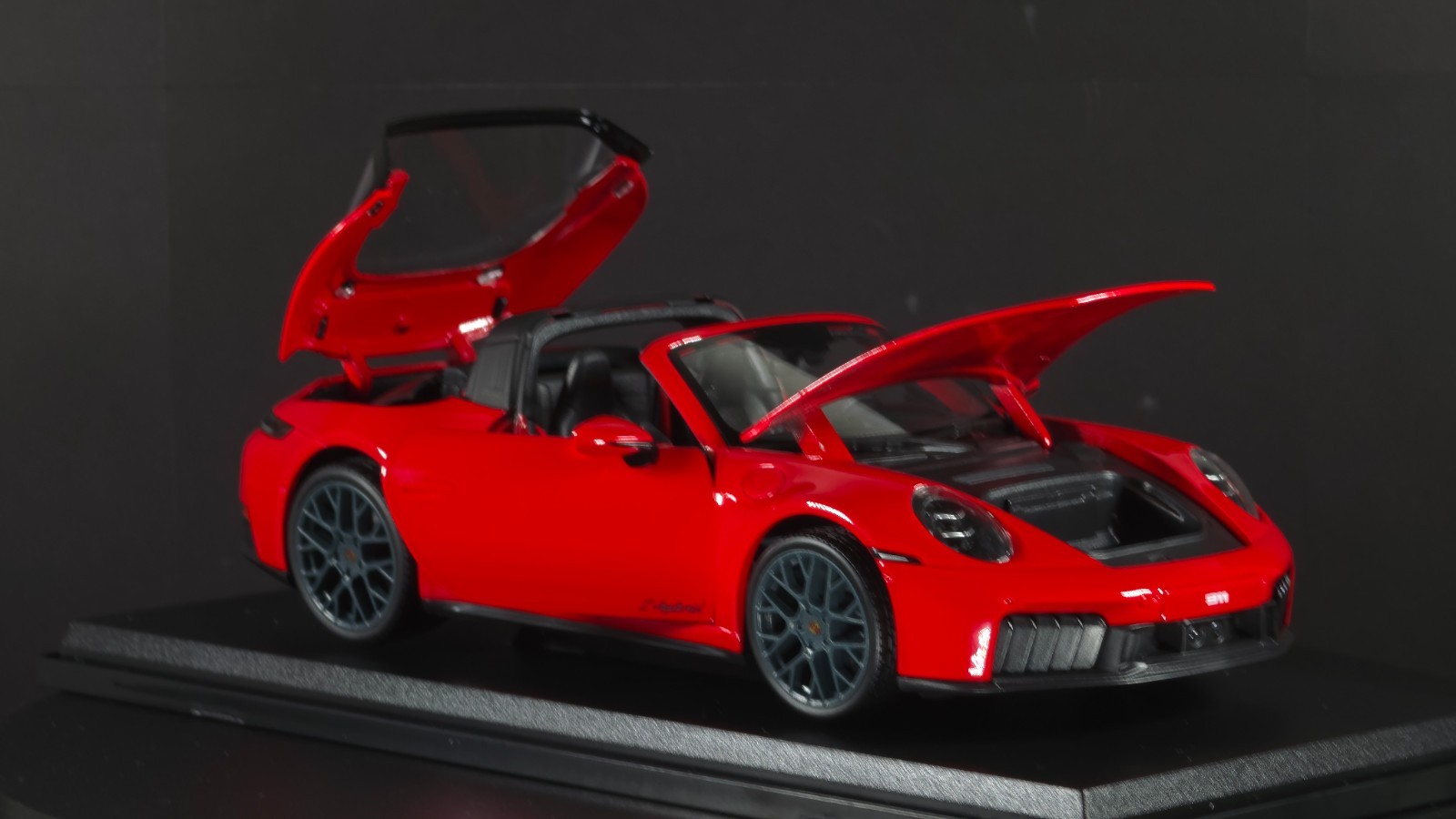 Porsche 911 Targa 4 GTS (992.2) 1:18 Maisto Exclusive Style Special Edition red