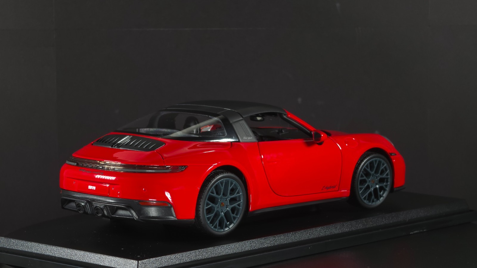 Porsche 911 Targa 4 GTS (992.2) 1:18 Maisto Exclusive Style Special Edition red