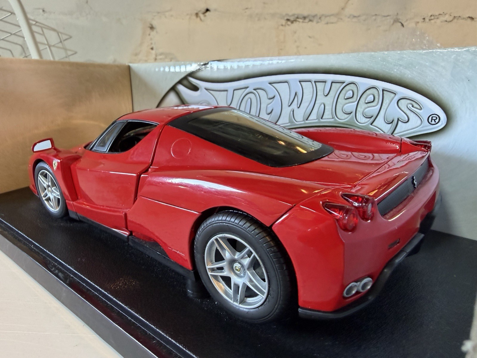Hot wheels 1:18 Ferrari Enzo Diecast Model Car Boxed
