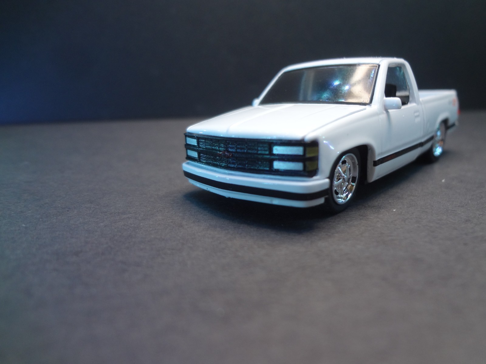 M2 Machines 1993 Chevrolet C1500SS 454 white – Loose 1:64