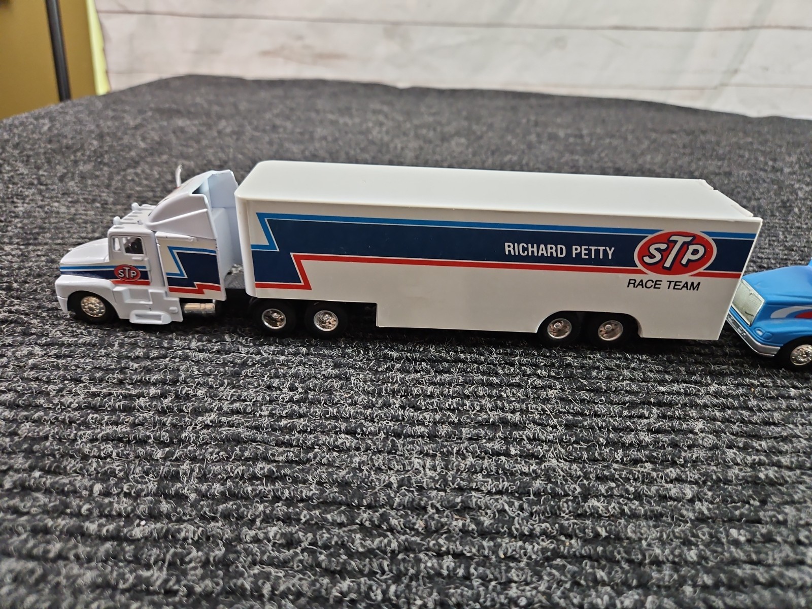 2 Hotwheels Richard Petty International Eagle Race Car Transporter