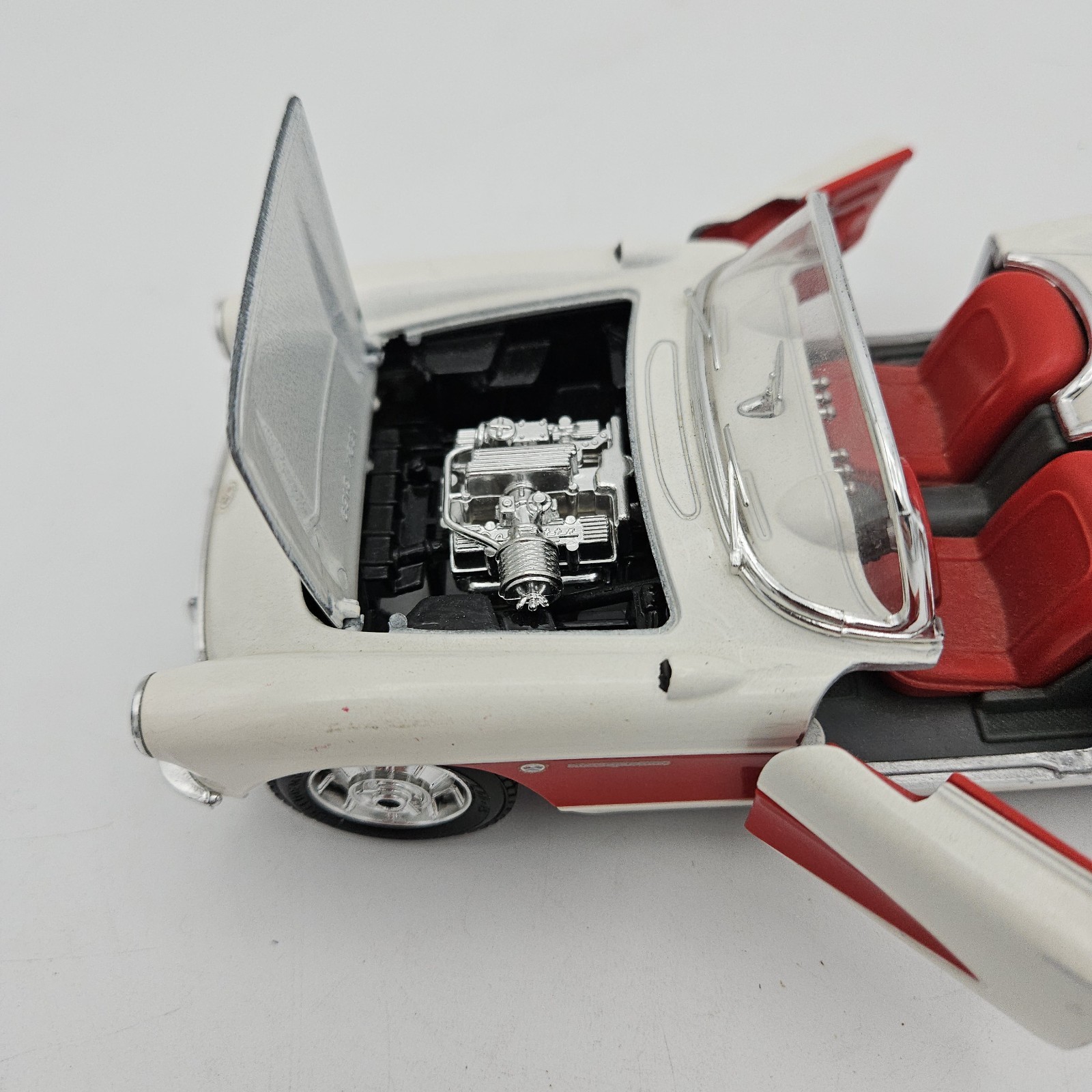 Burago 1:24 Diecast 1957 Chevrolet Corvette White & Red No Box