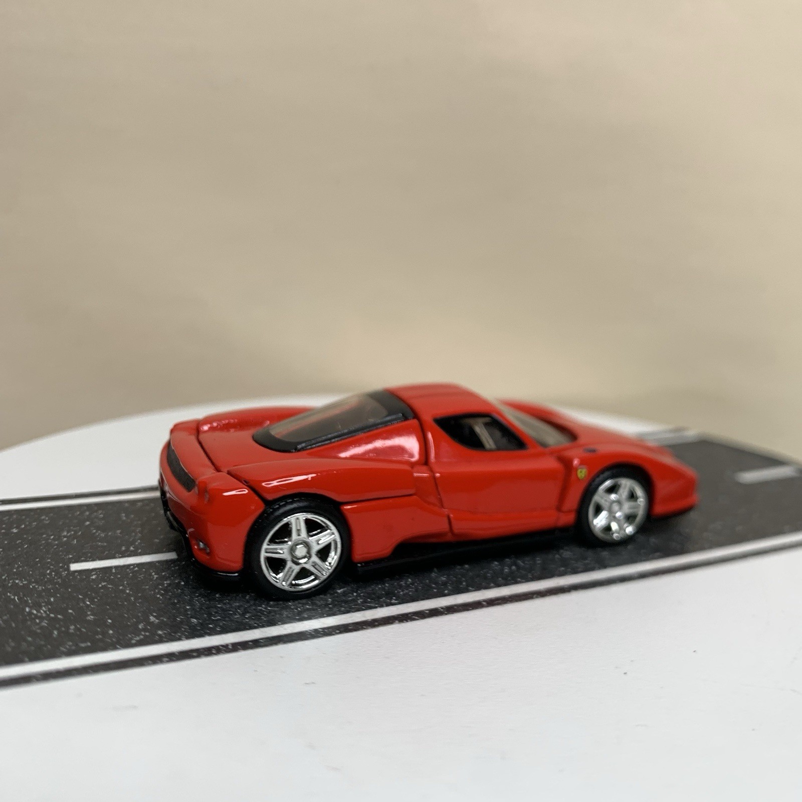 2005 Hot Wheels 100% Oil Can Showcase Series 2003 Ferrari Enzo Red 1:64 Scale NM