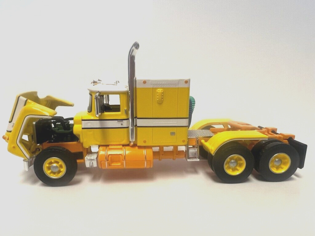 DCP FIRST GEAR 1/64 SCALE R MODEL MACK FLAT TOP SLEEPER, YELLOW, ORANGE & WHITE