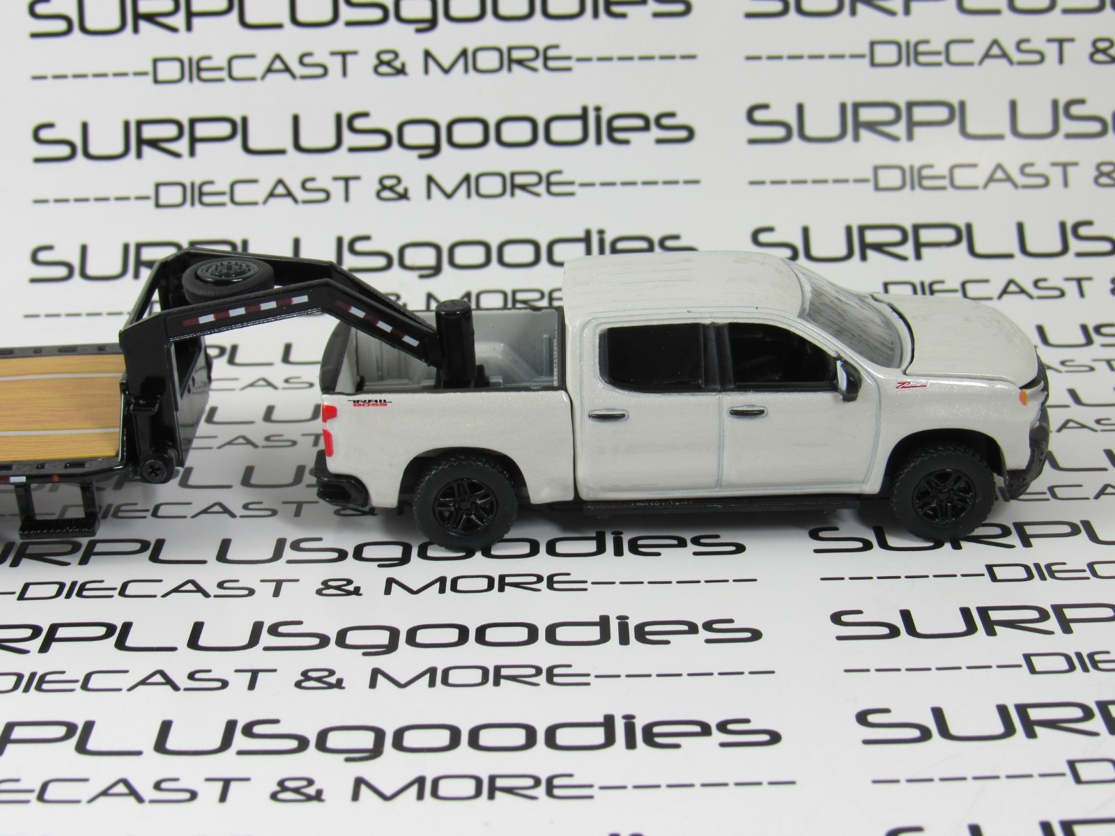 Auto World White 2019 CHEVROLET SILVERADO ZL1 Trail Boss w/Gooseneck Trailer