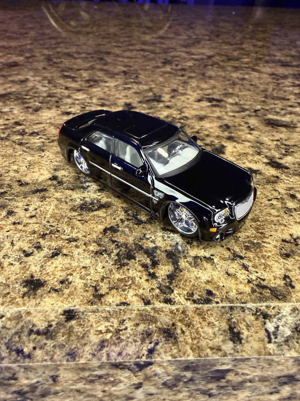 Maisto Playerz Luxury Collection 2005 Chrysler 300 300C Hemi black 1:64