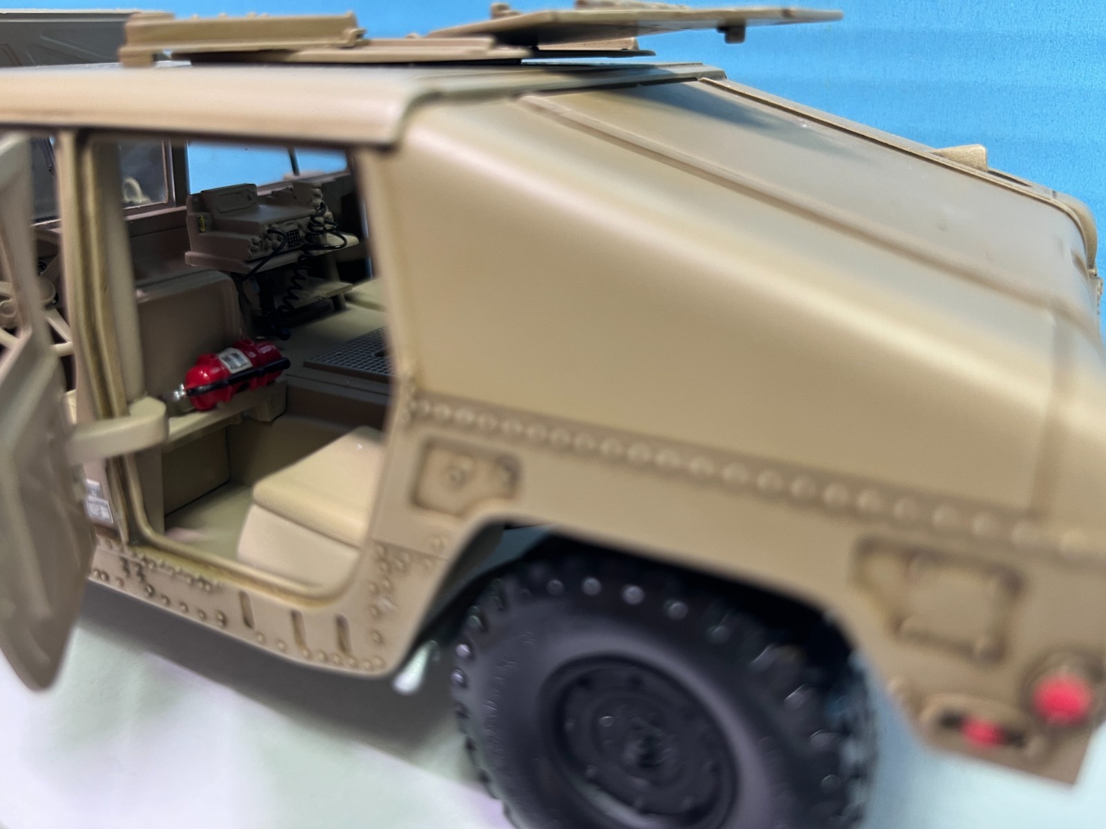 1/24 MILITARY AM GENERAL HUMVEE DESERT CAMO BEIGE BOXES & PAPERWORK READ CO