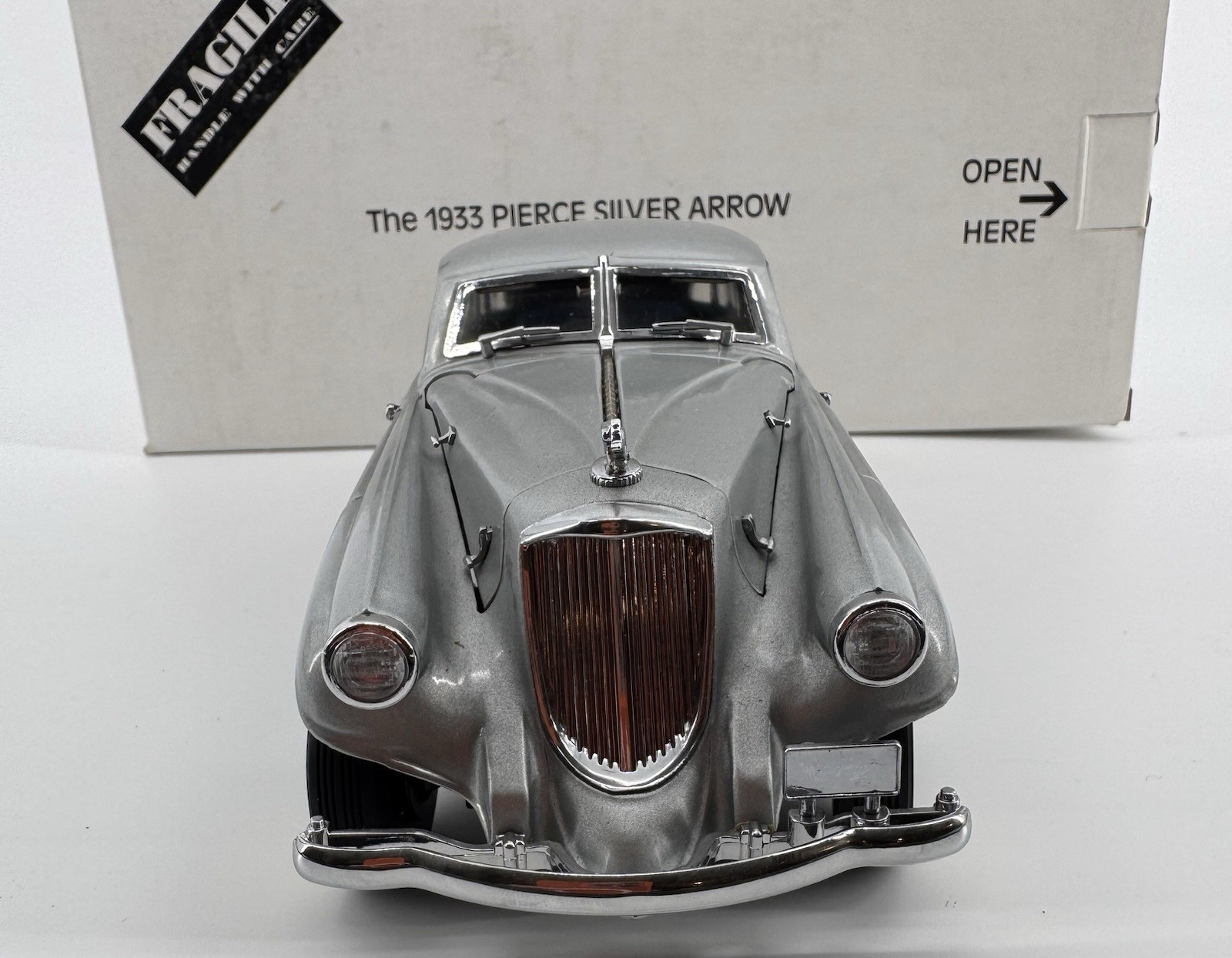 Danbury Mint 1933 Pierce Silver Arrow 1:24 Scale Diecast Metal Luxury Model Car