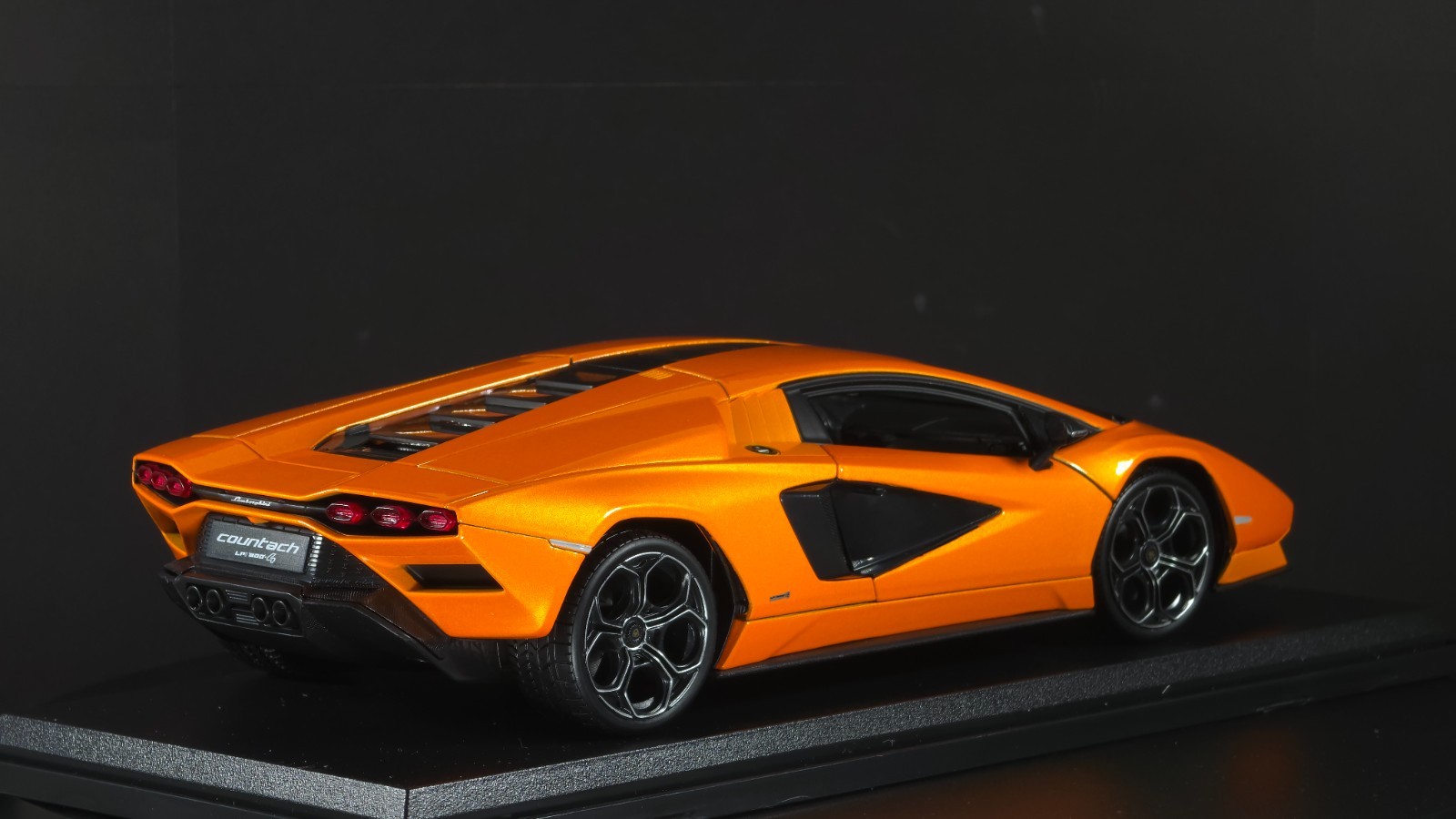 Lamborghini Countach LPI 800-4 1:18 Maisto Exclusive Style Special Edition