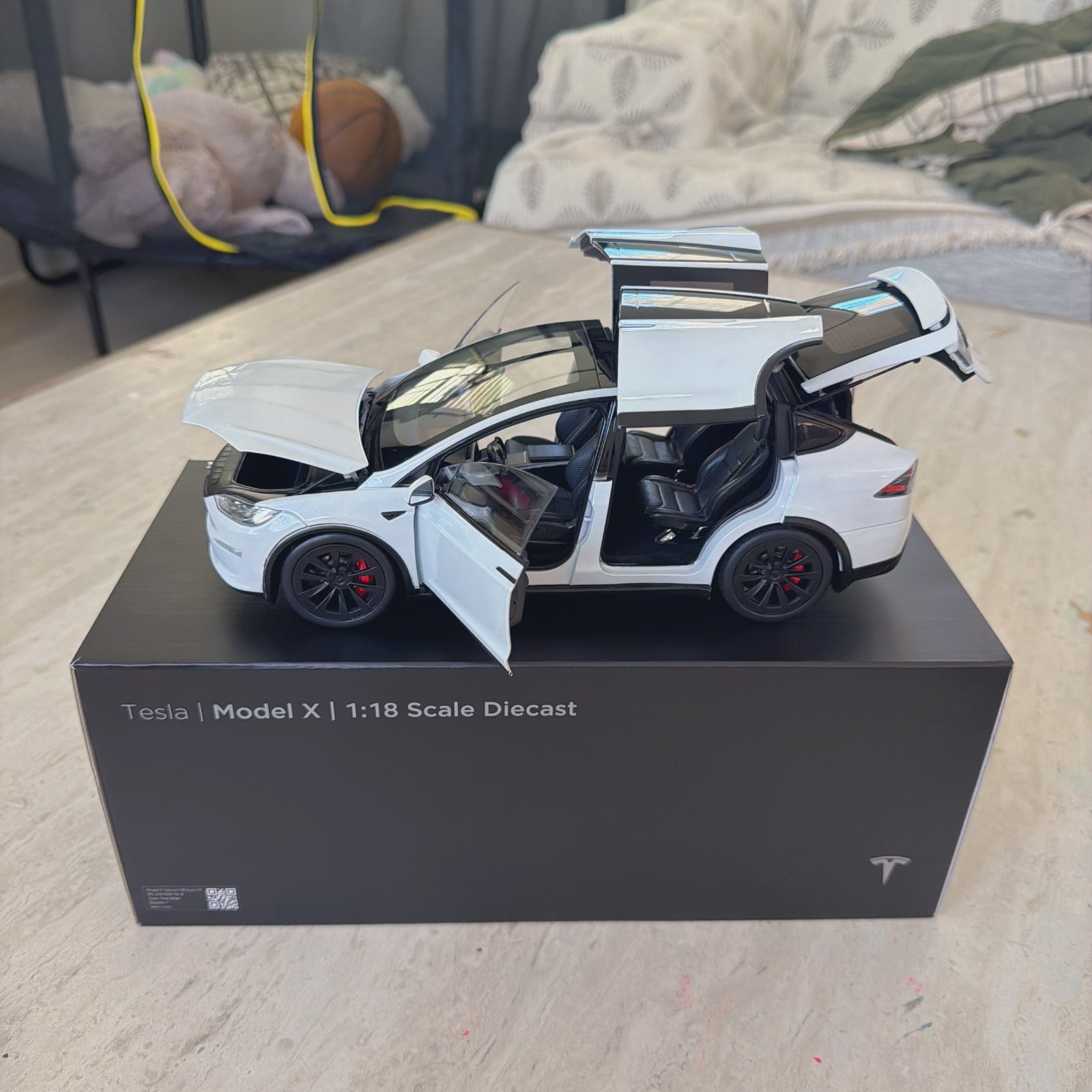 Brand New Genuine Tesla Model x 1:18 Scale Diecast White Model Car