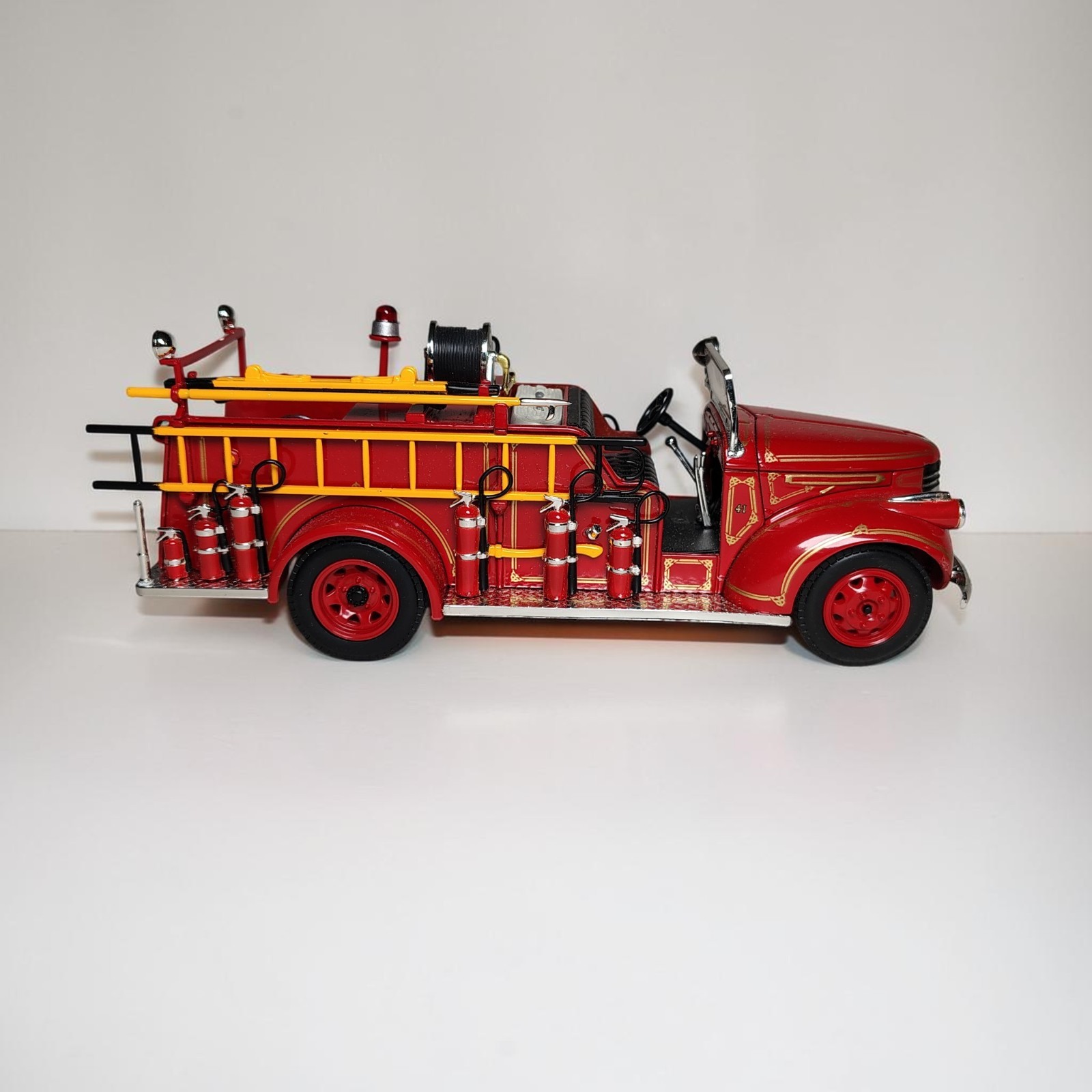 1941 GMC Fire Truck 1:24 Road Signature Diecast – Mint Condition Loose