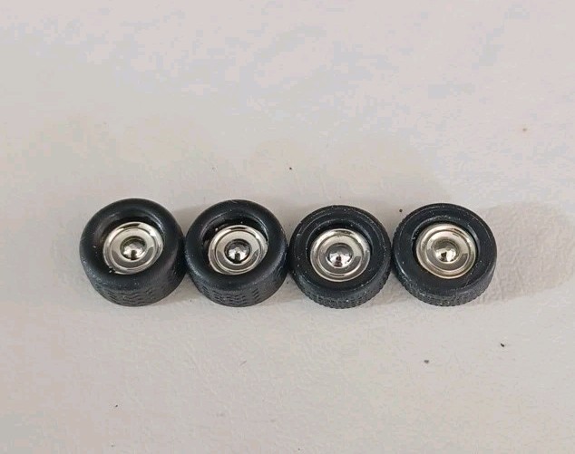 Johnny Lightning 1:64 Staggered Chrome Wheel And Tire Set