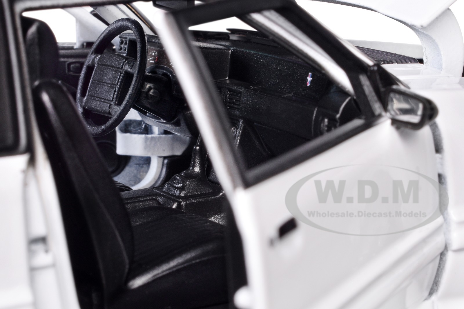 1993 FORD MUSTANG SVT COBRA WHITE 1/24 DIECAST MODEL CAR BY MAISTO 32906