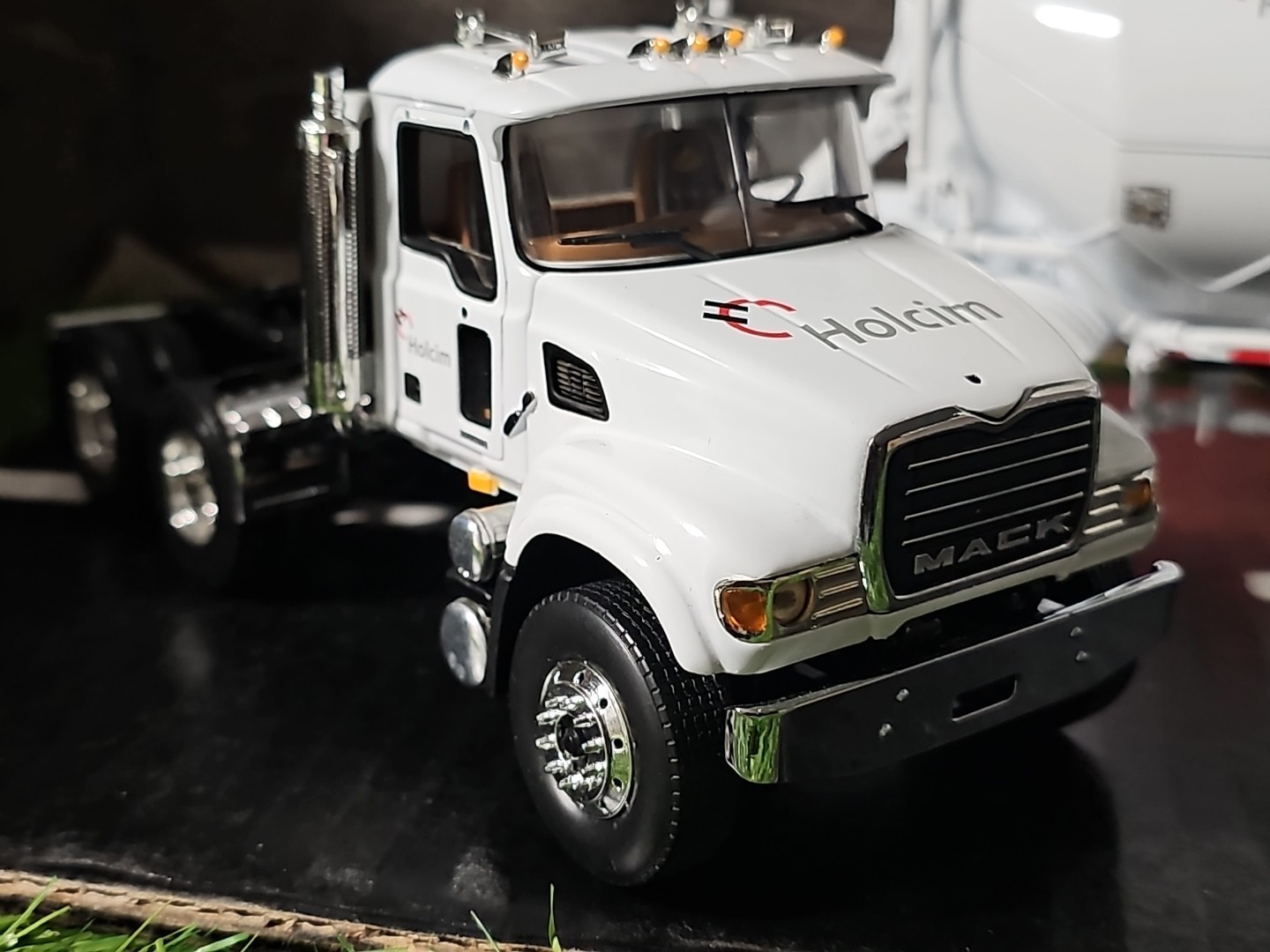 First Gear Holcim Dry Bulk Tanker Truck 1:34 Scale Diecast Truck/Trailer NO BOX