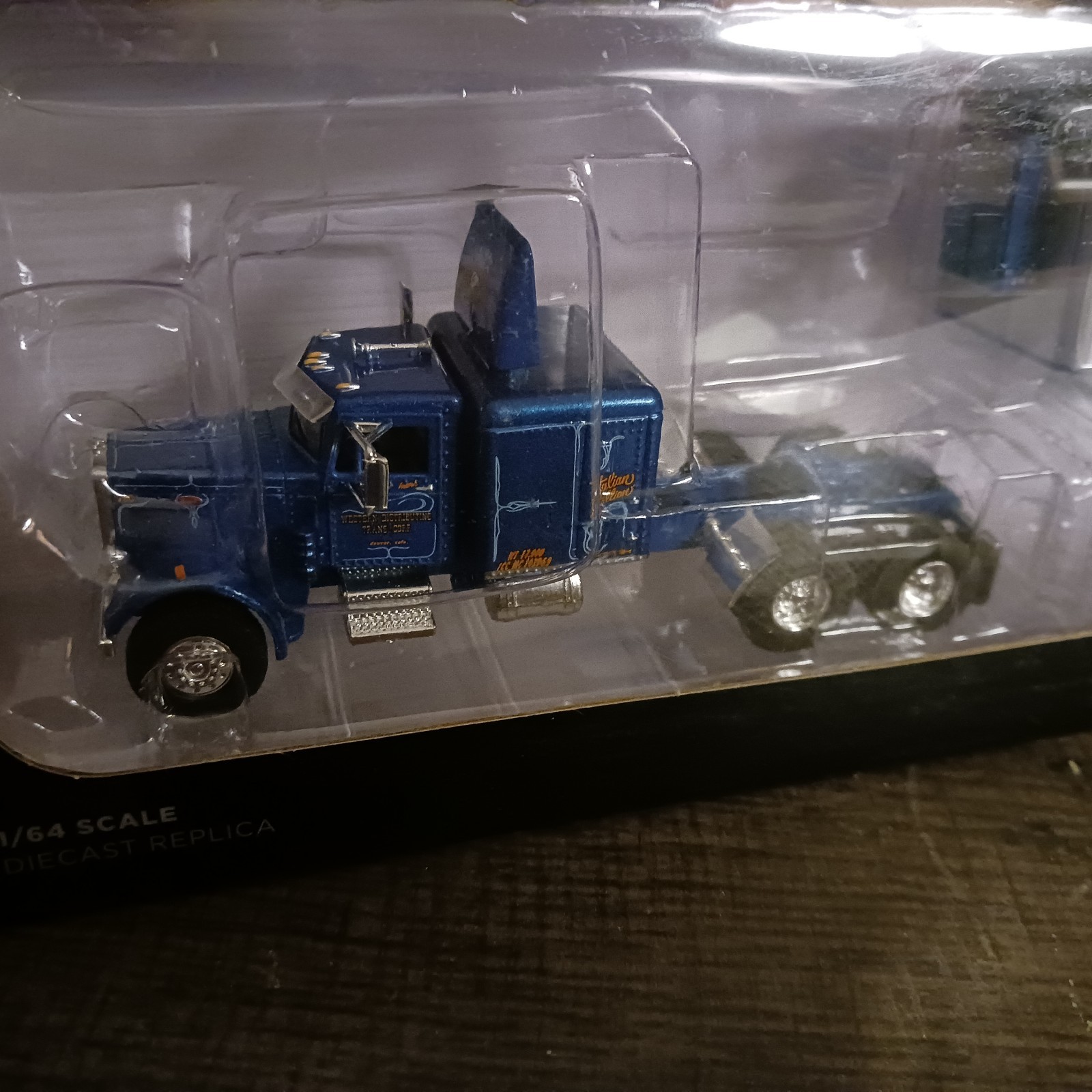 1/64 DCP Western Distributing Peterbilt 351 Sleeper Cab 40′ Reefer New 60-0439