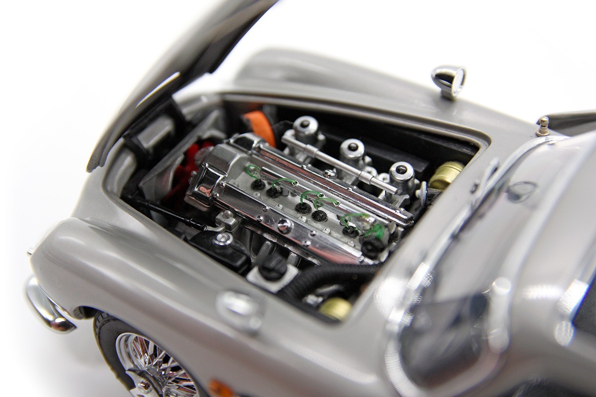 1964 Aston Martin DB5 Saloon (1:24) “James Bond 007” Silver Diecast (LOOSE), DM