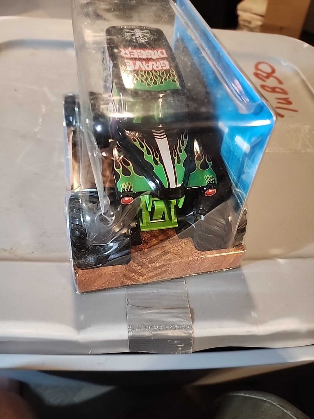 Monster Jam Grave Digger Monster Truck 1:24 Scale Diecast Vehicle By Spin Master