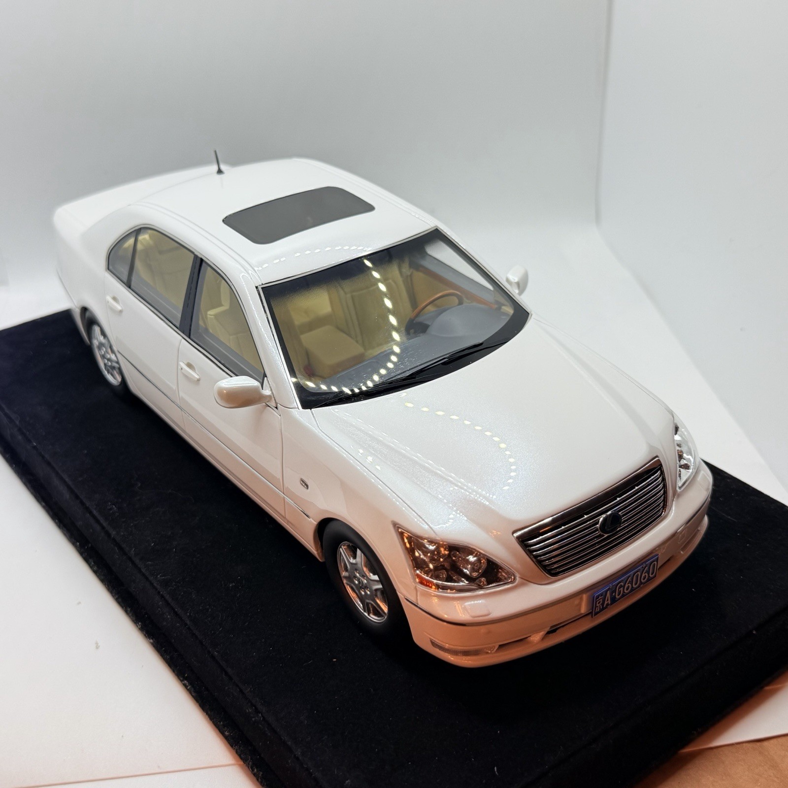 1/18 Ivy Models Lexus LS 430 in Gloss White 99 pieces Leather base