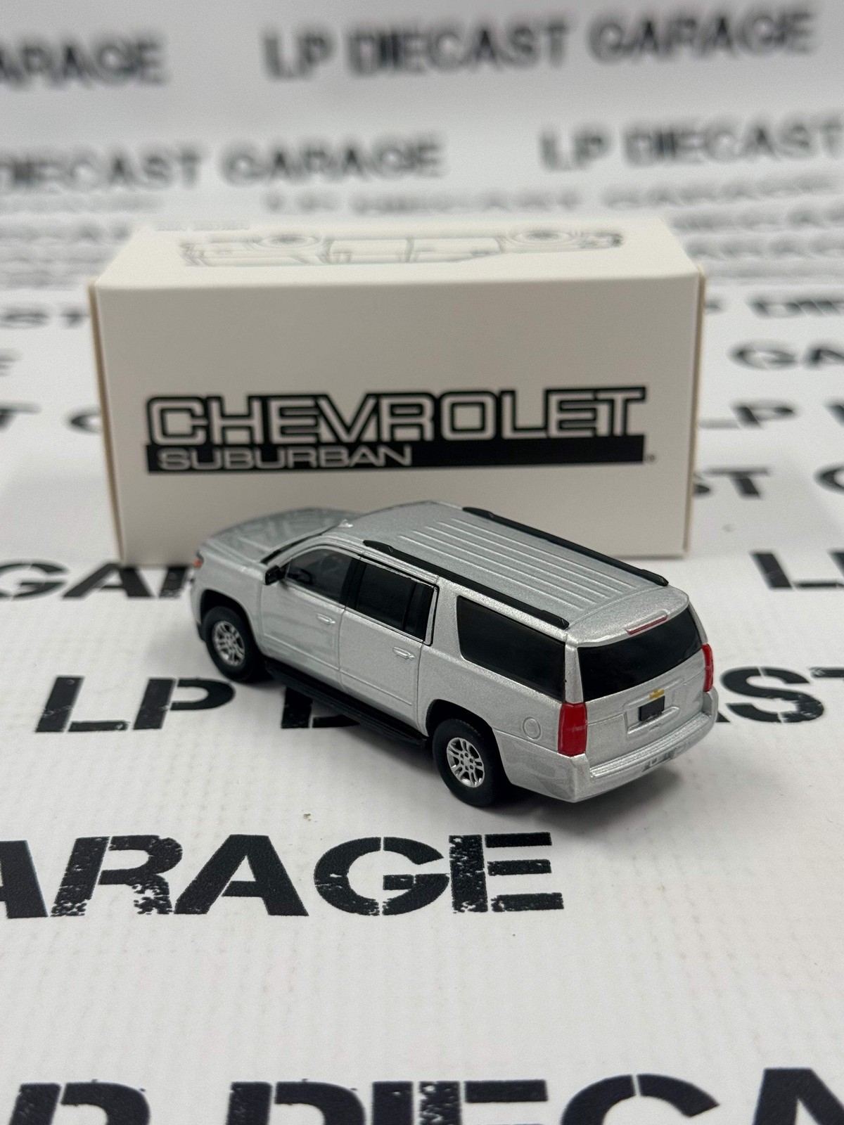 MODEL TRUCK 2015 Chevrolet Suburban Silver 1:64 Diecast SUV