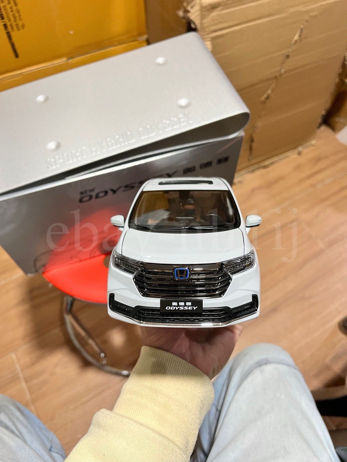 1:18 Scale Honda Odyssey Absolute Black Edition White Diecast Model With Base