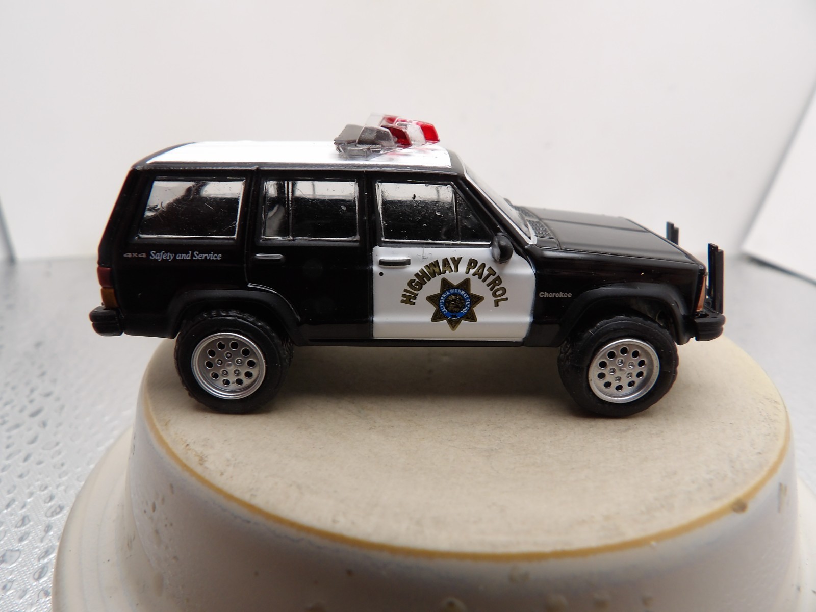 1993 JEEP CHEROKEE CALIFORNIA HIGHWAY PATROL 2021 GREENLIGHT HOT PURSUIT 1:64