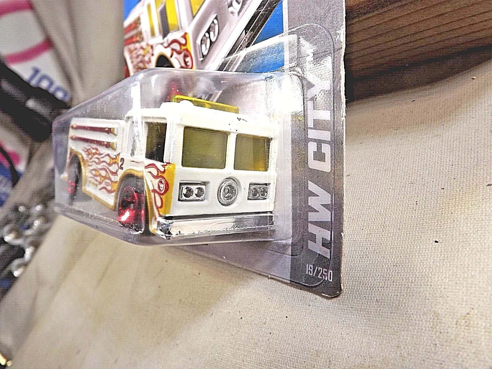 2013 Hot Wheels Treasure Hunt #19 HW City-HW Rescue FIRE EATER White w/Red 5 Sp