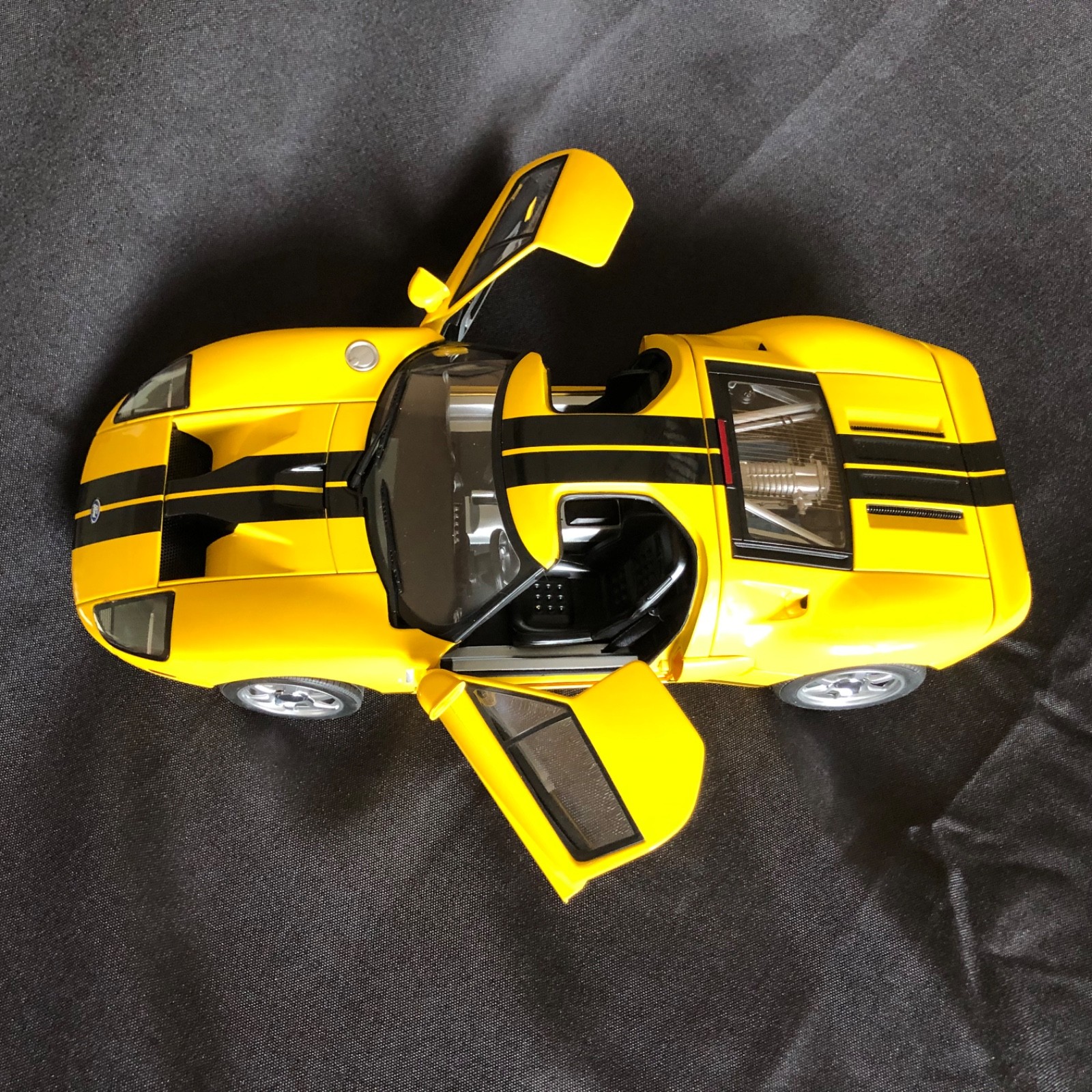 AUTO art Millennium 2004 Ford GT Yellow w/Black Stripes *NIB* 1:18