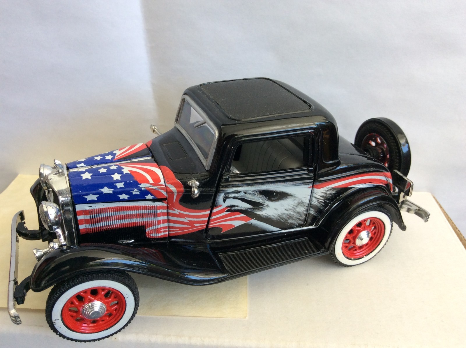 National Motor Museum Mint 1932 Ford 3 Window Coupe w/Flag 1/32 Diecast –