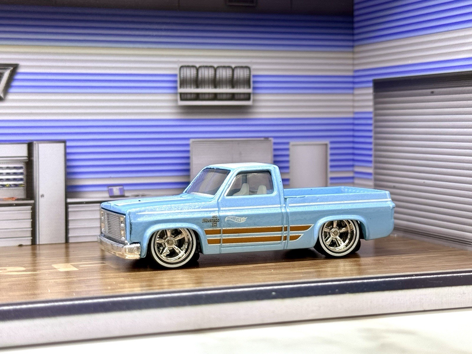 Light Blue 83 Silverado HW Theme Diorama 1:64 Scale Model Garage LED Lighting!