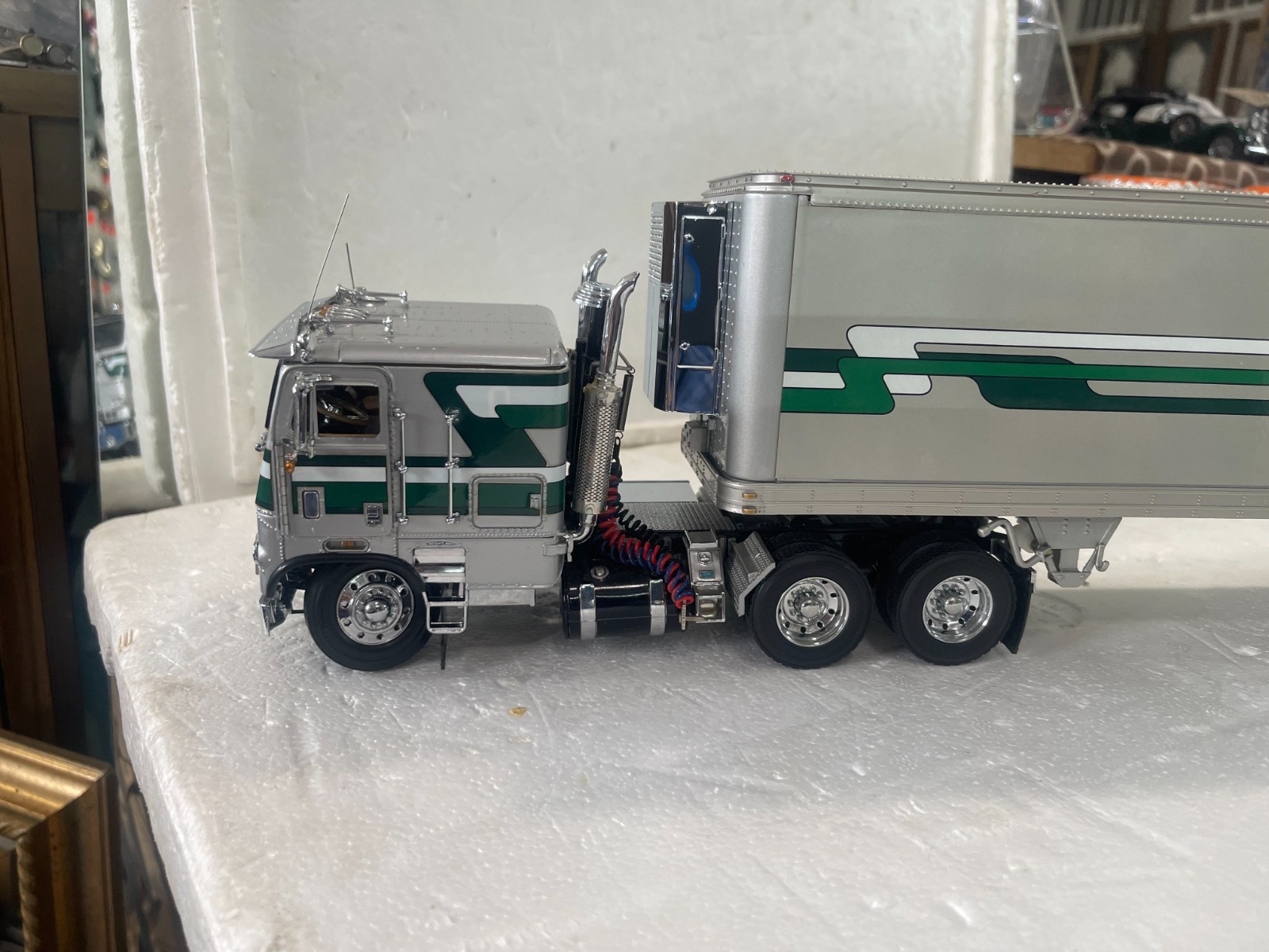 EXTREMELY RARE FRANKLIN MINT 1979 FREIGHTLINER C.O.E. AND REFRIDGERATED TRAILER