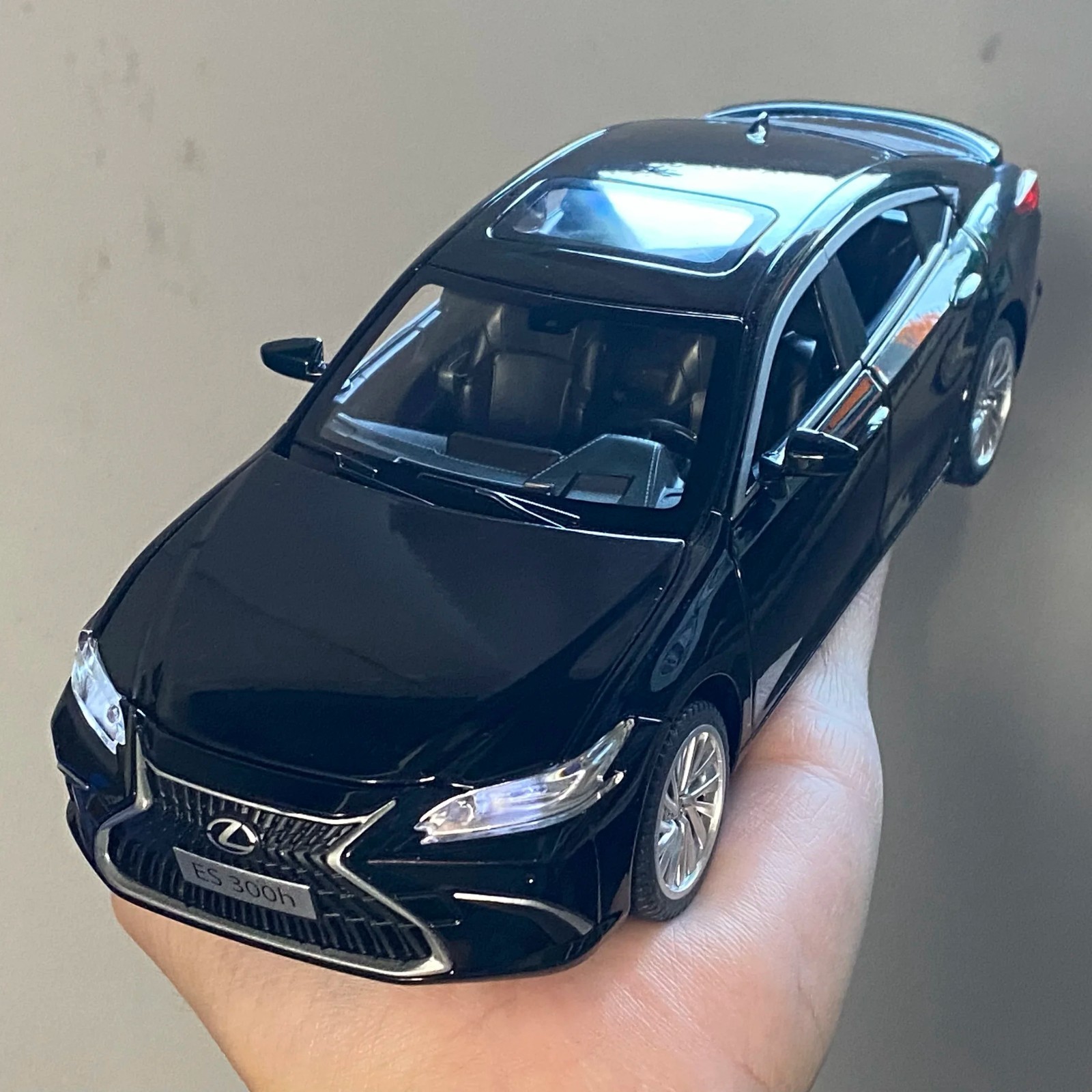 1:24 Lexus ES300 ES300h Alloy Diecast Car Model Sound Light Kid’s Collectibles
