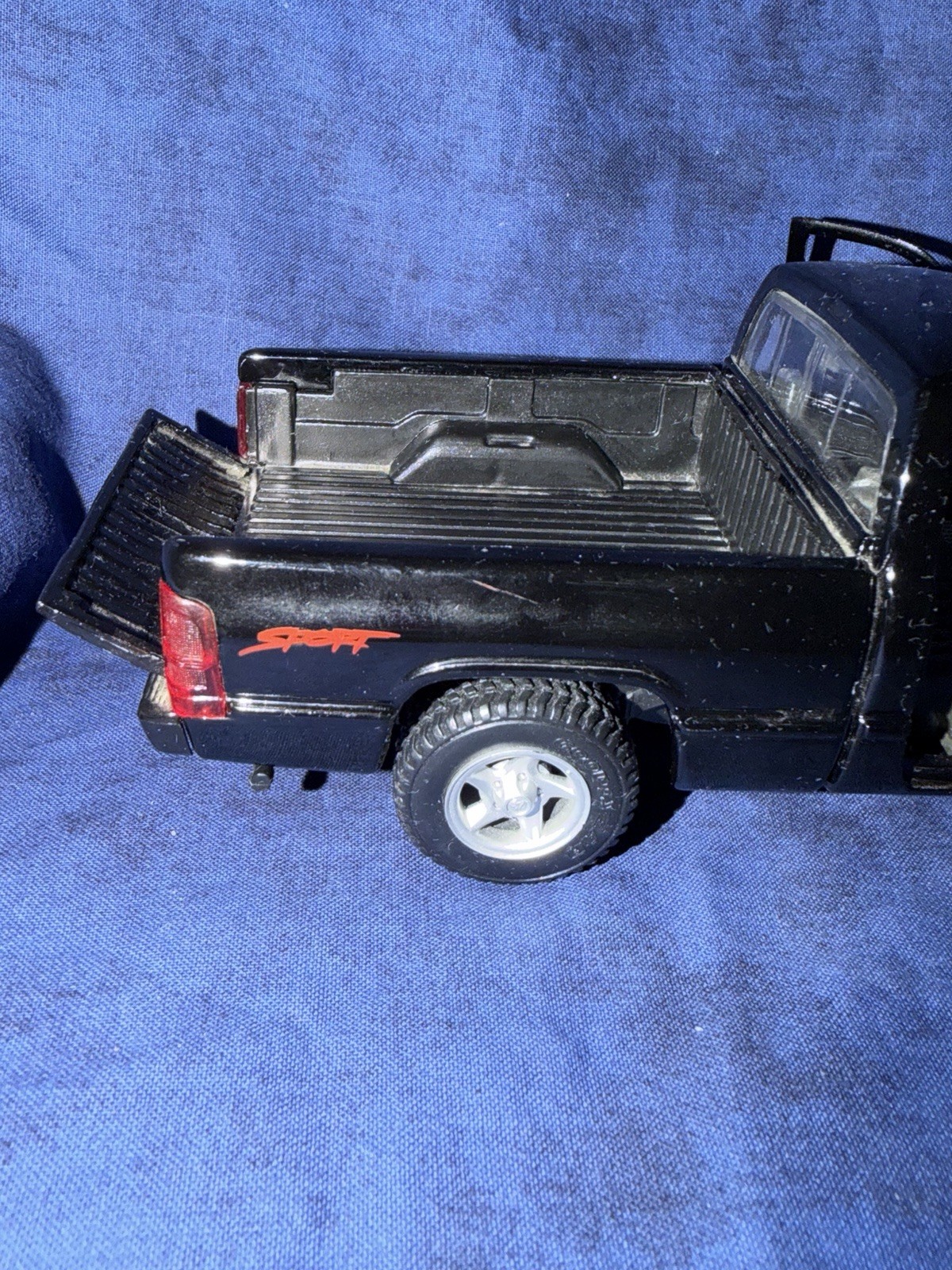 Dodge Ram 1500 V8 Sport 1/26-Black-Made by Maisto