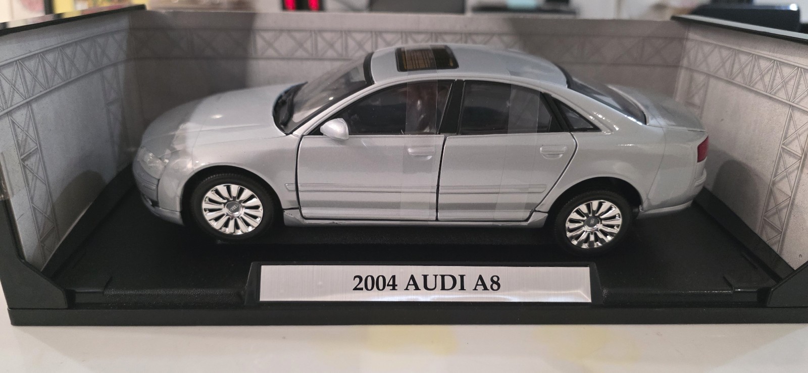 NEW Audi A8 2004 Model Diecast Car 1:18 Scale Opening Doors Hood Silver 11 inch