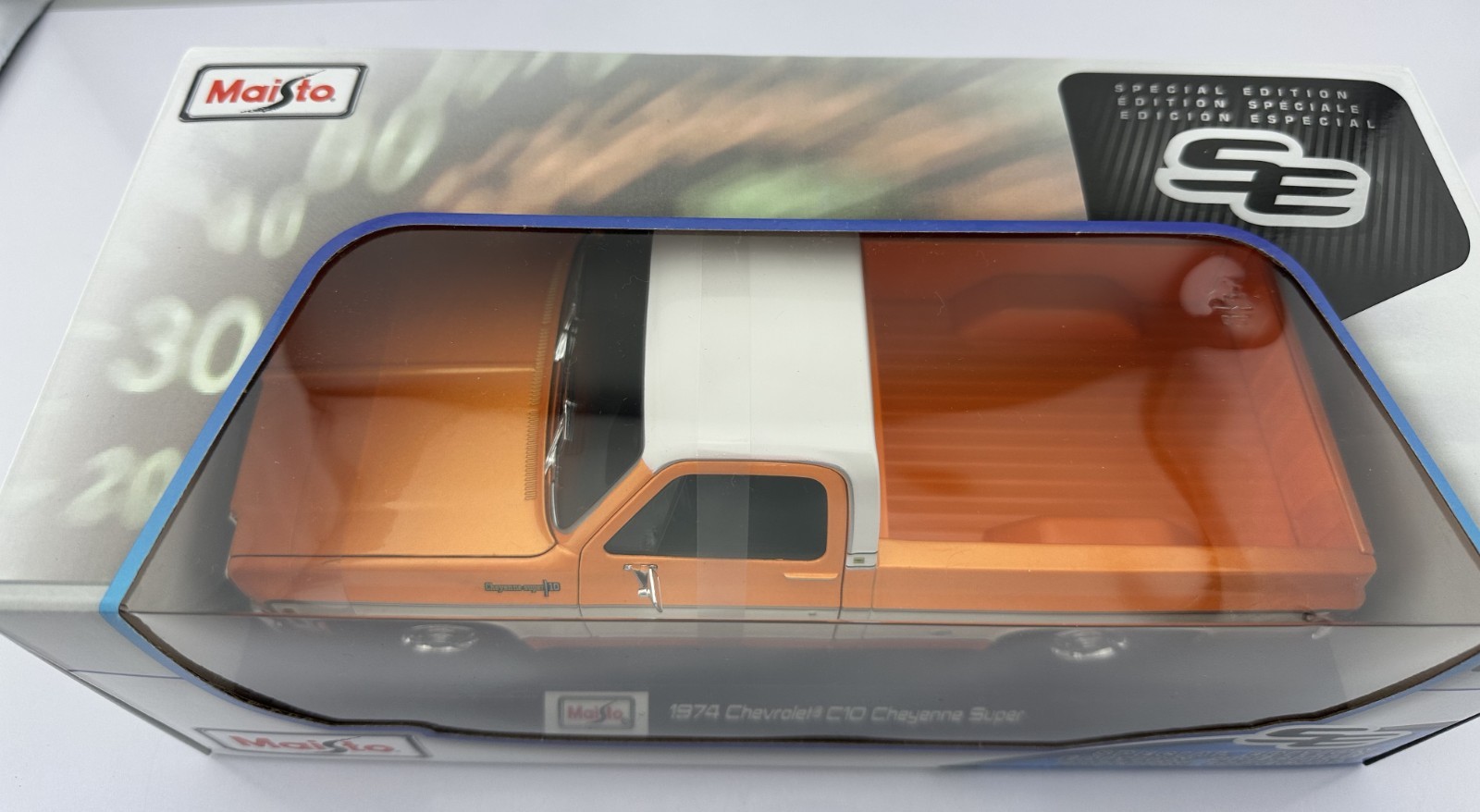 Maisto “1974 Chevrolet C10 Cheyenne Super” 1:18 scale. Diecast Model Car. New