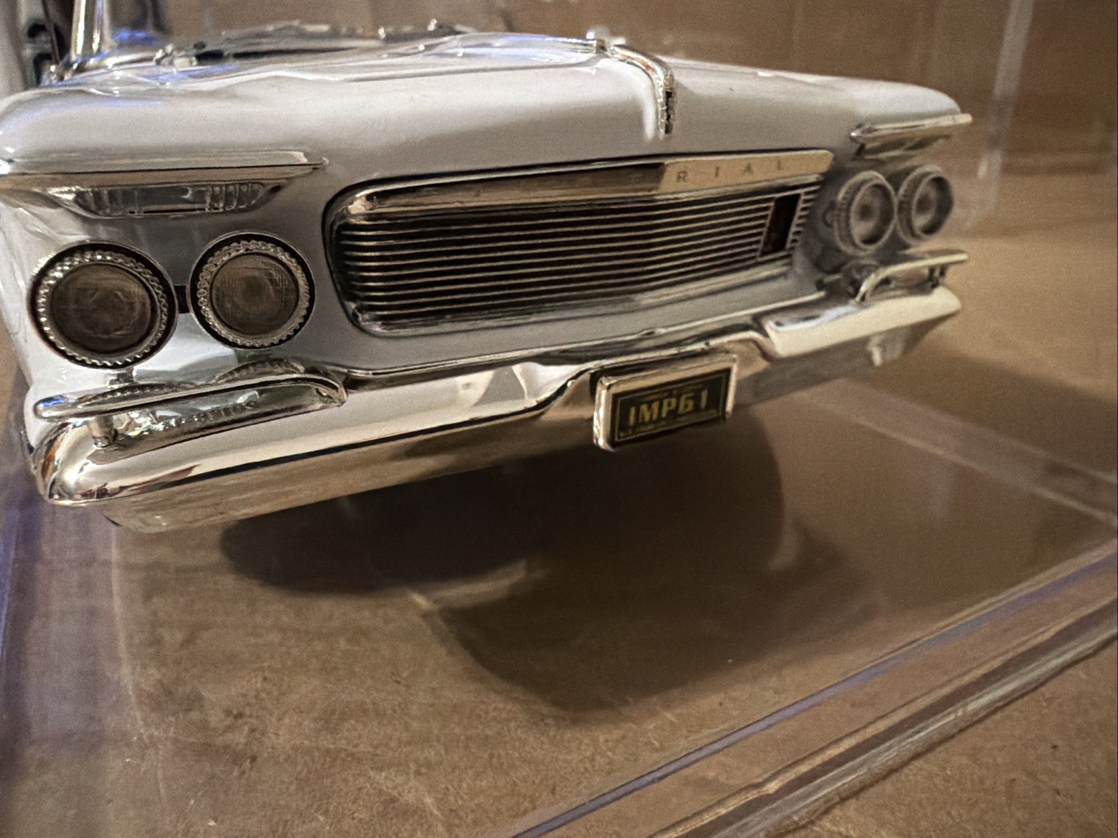 Yat Ming Road Signature 1961 Imperial Crown Convertible White 1:18 Removable Top