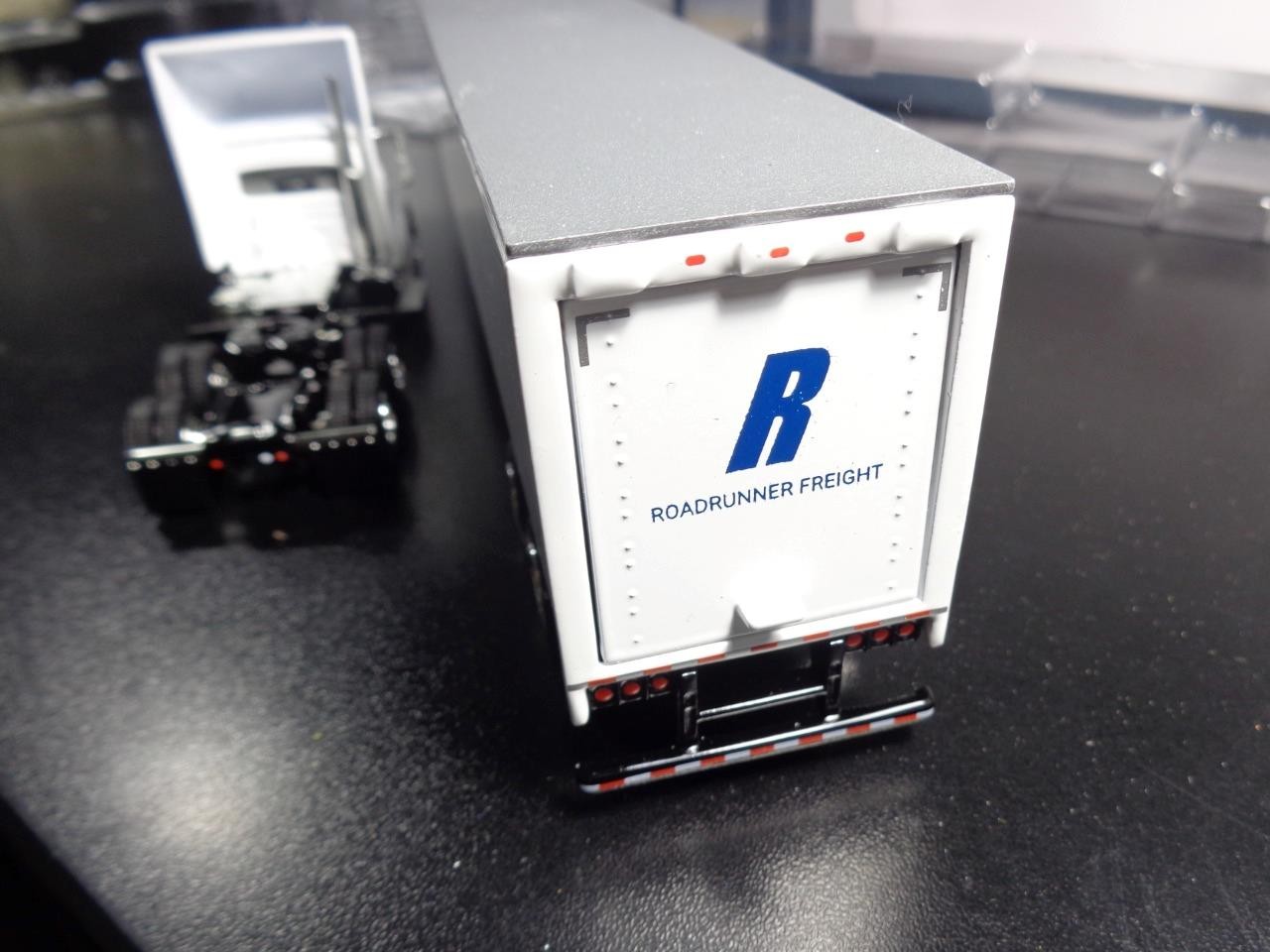 Reduce SPECCAST 34611 ROADRUNNER FREIGHT INTERNATIONAL 8600 TRUCK & TRAILER 1/64