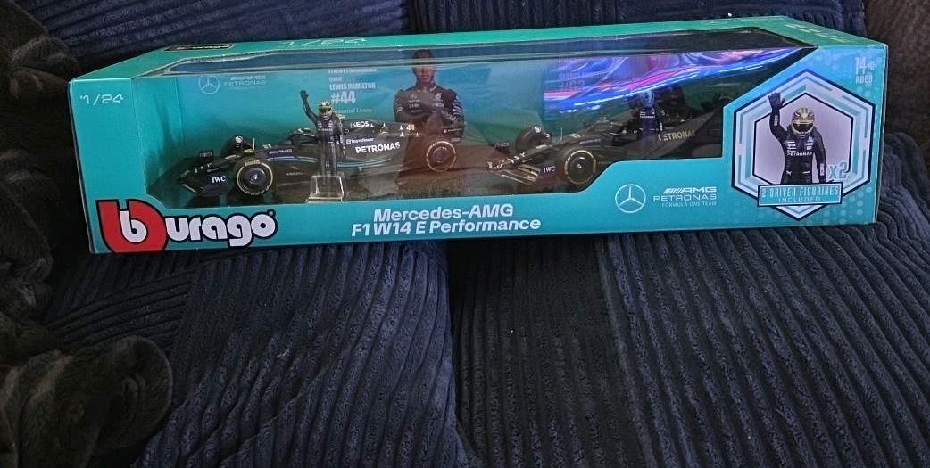 Burango Mercedes-AMG F1W14 E Performance 1/24 2 Driver Figures New In Box Sealed
